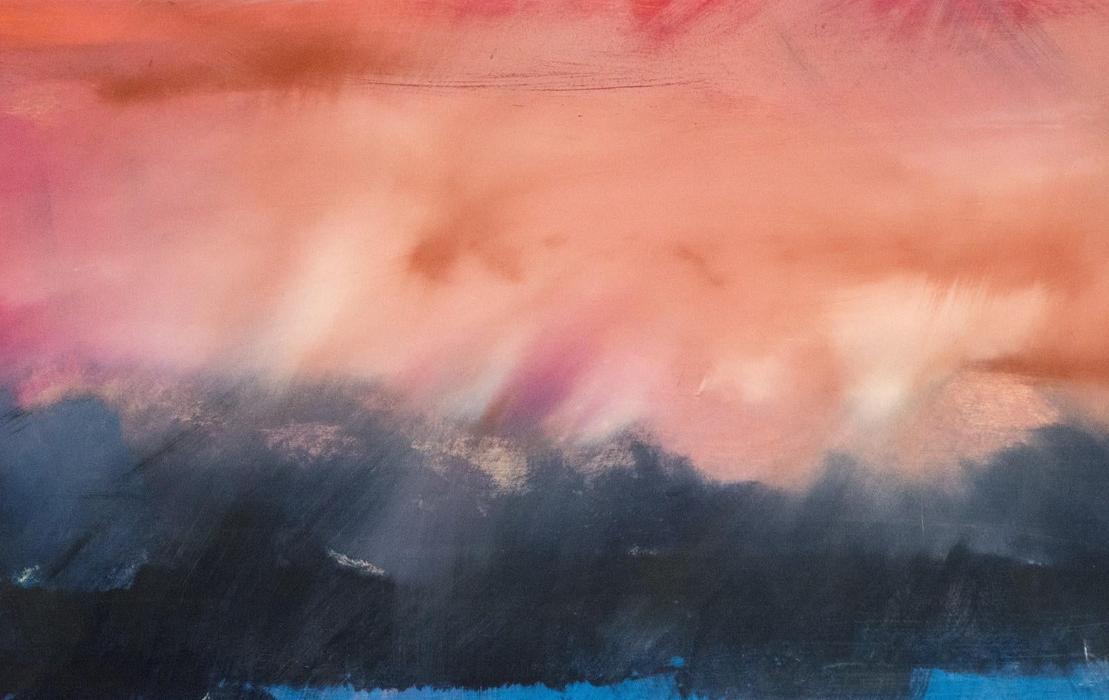 Auf diesem gefühlvollen Gemälde von Jay Hodgins fällt ein feuriger Himmel in Karminrot und Karminrot auf einen Horizont aus dunkelvioletten Hügeln und einem Streifen azurblauen Meeres. Töne von heißem Orange, die den Vordergrund in dieser