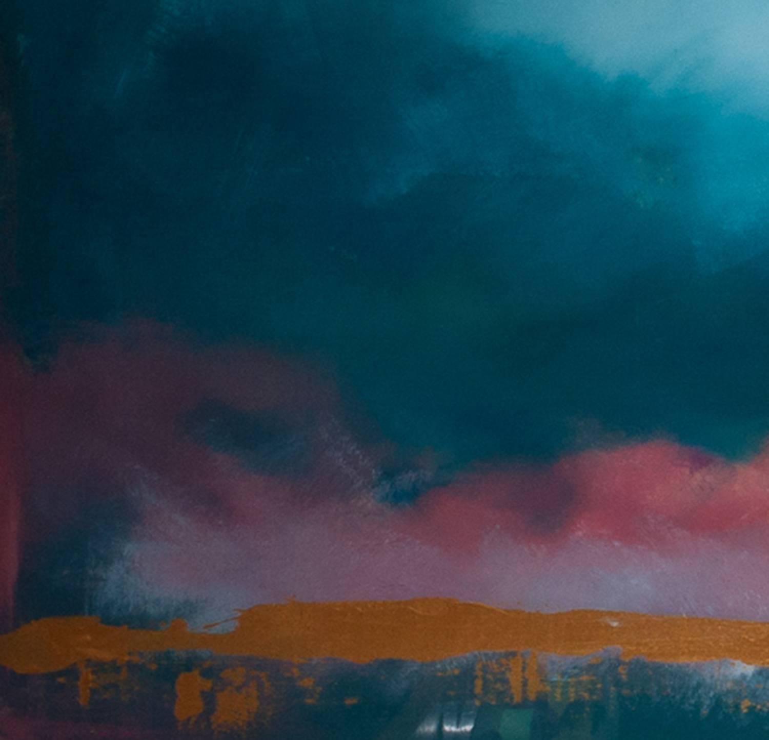 Le nuvole si alzano minacciose e si avvicinano a un'apertura azzurra brillante su colline coralline e acque scure in questo grande dipinto acrilico resinato di Jay Hodgins. La tempesta in aumento con le nuvole in avvicinamento in questa
