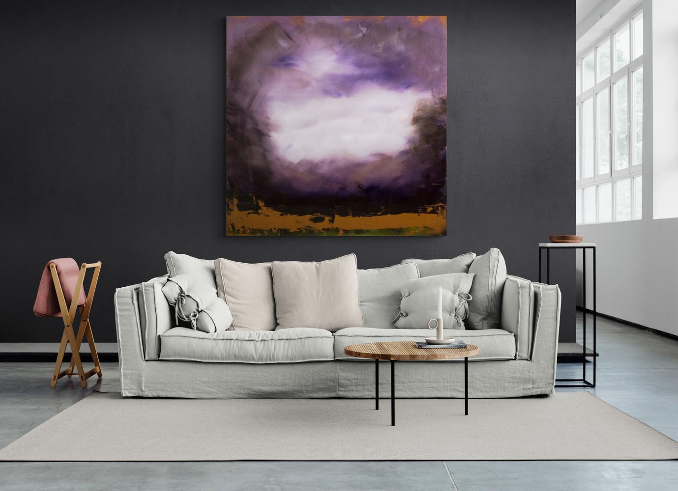 In diesem leuchtenden Gemälde von Jay Hodgins brennt eine leuchtend violette Öffnung, umrahmt von Holzkohle, durch den Himmel. Die Künstlerin schafft Tiefe und Licht in ihrem Werk, indem sie mehrere Schichten aus Acryl und einem glänzenden Harz