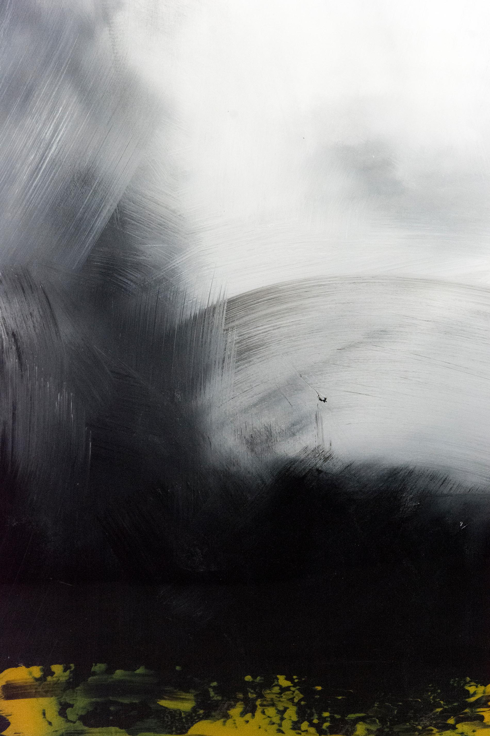 Ombak 1 – dunkel, atmosphärisch, abstrakt, Landschaft, Harz und Acryl auf Tafel – Painting von Jay Hodgins