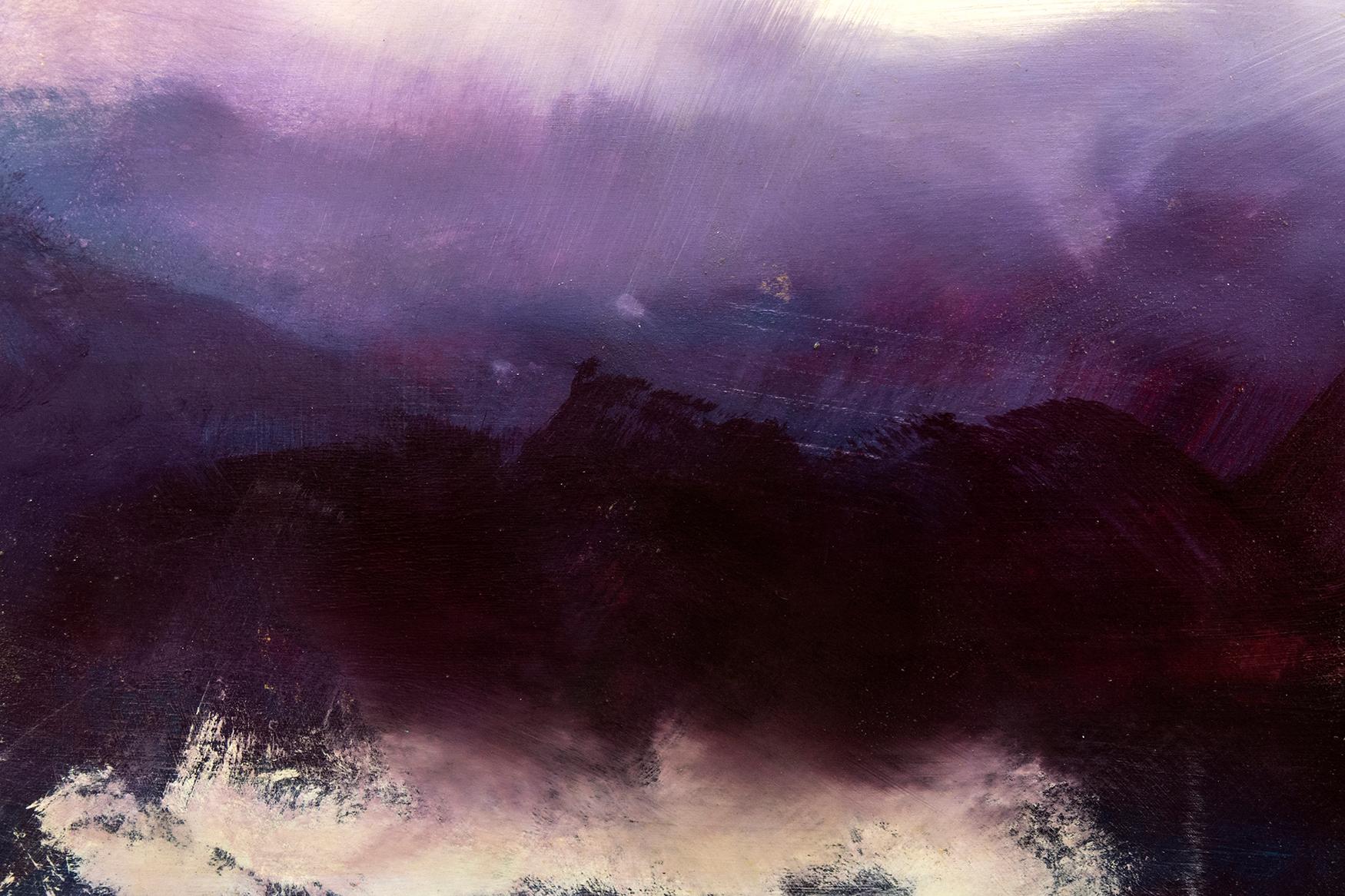Dunkle Wolken an einem stürmischen Horizont treffen auf einen violetten Himmel in diesem gefühlvollen Diptychon von Jay Hodgins. Schichten von kuratierten Farben, die mit einem glänzenden Harz überzogen sind, schaffen Tiefe und Licht in dem