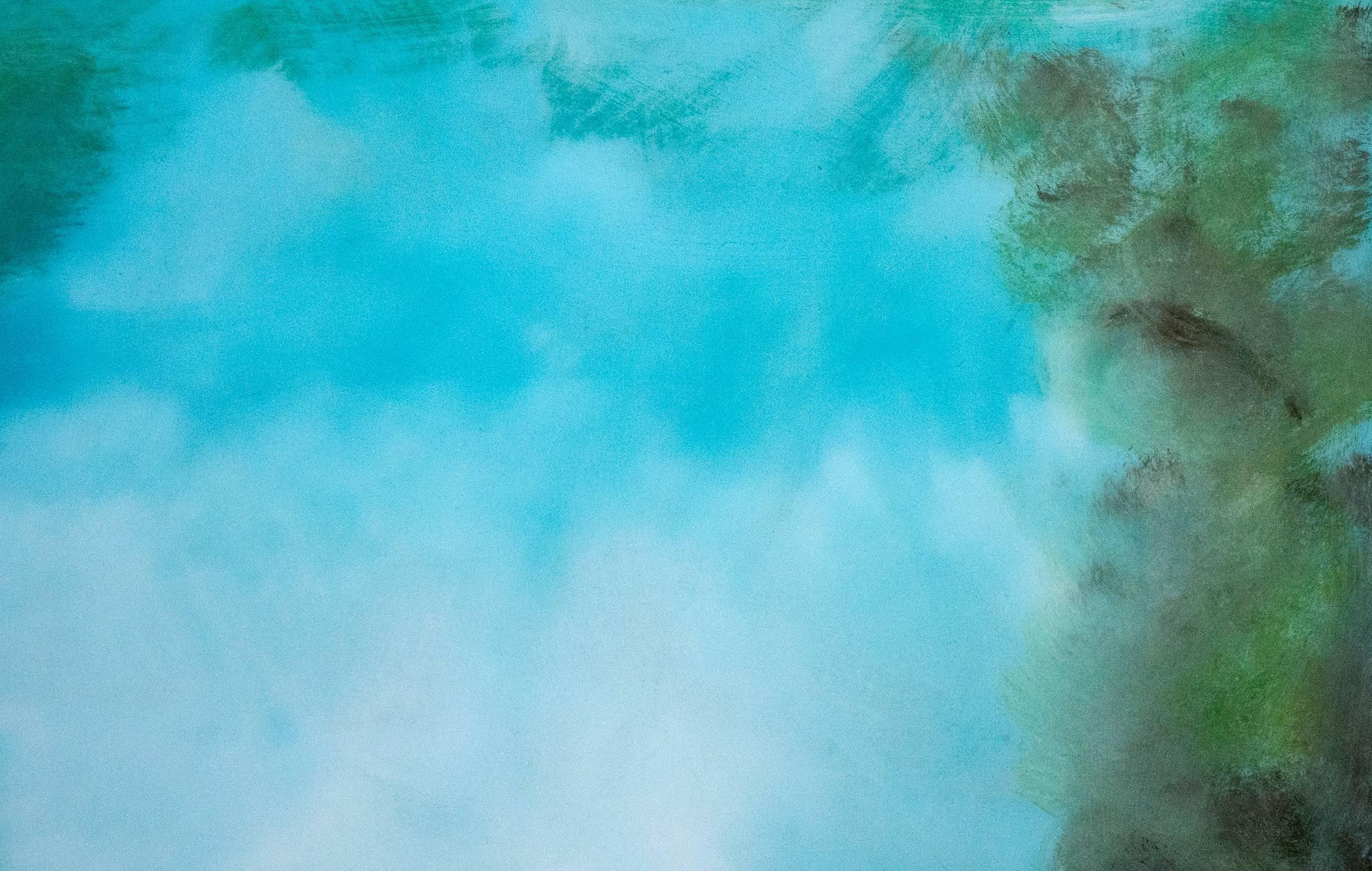 Une ouverture brillante encadrée de vert-bleu se reflétant dans l'eau en dessous brûle à travers un ciel azur dans cette peinture lumineuse et lunatique de Jay Hodgins. L'artiste applique des couches d'acrylique qui sont recouvertes d'une résine