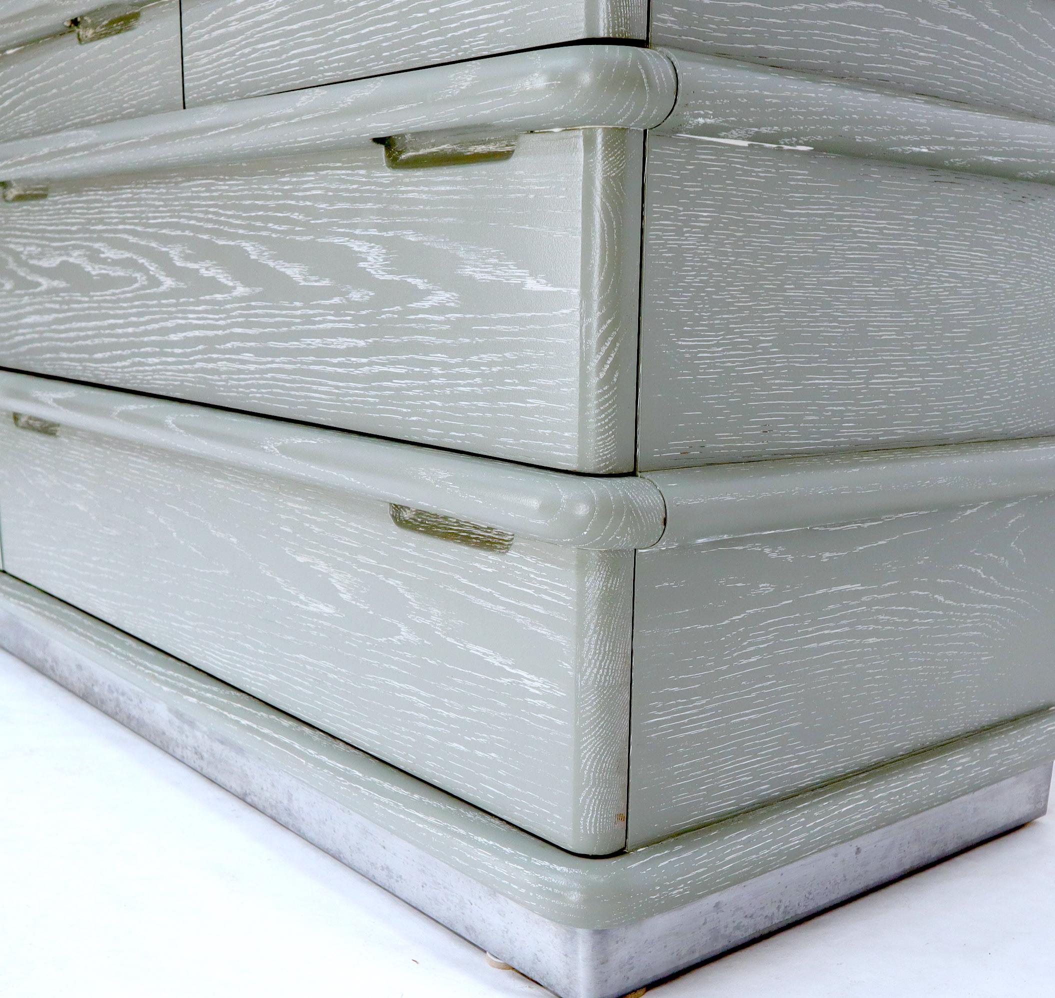 Commode à 8 tiroirs en chêne cérusé Jay Spectre entièrement restaurée en vente 4