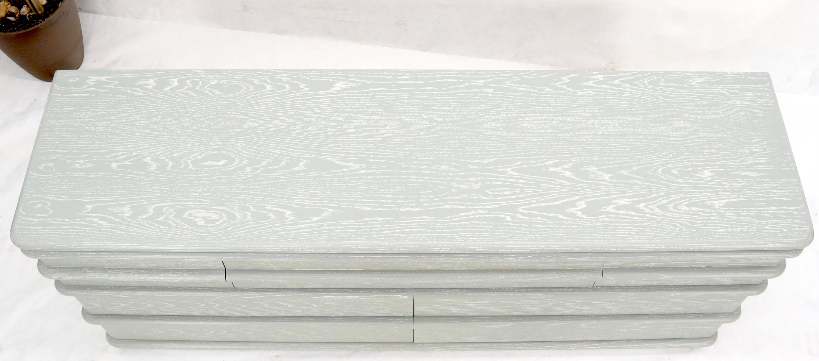 Américain Commode à 8 tiroirs en chêne cérusé Jay Spectre entièrement restaurée en vente