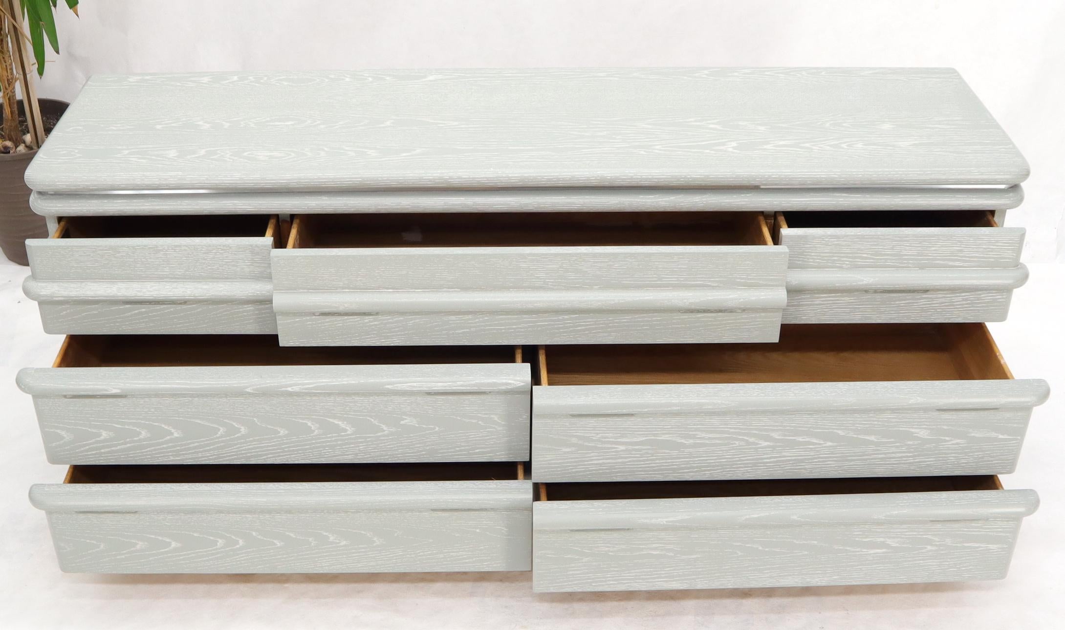 20ième siècle Commode à 8 tiroirs en chêne cérusé Jay Spectre entièrement restaurée en vente