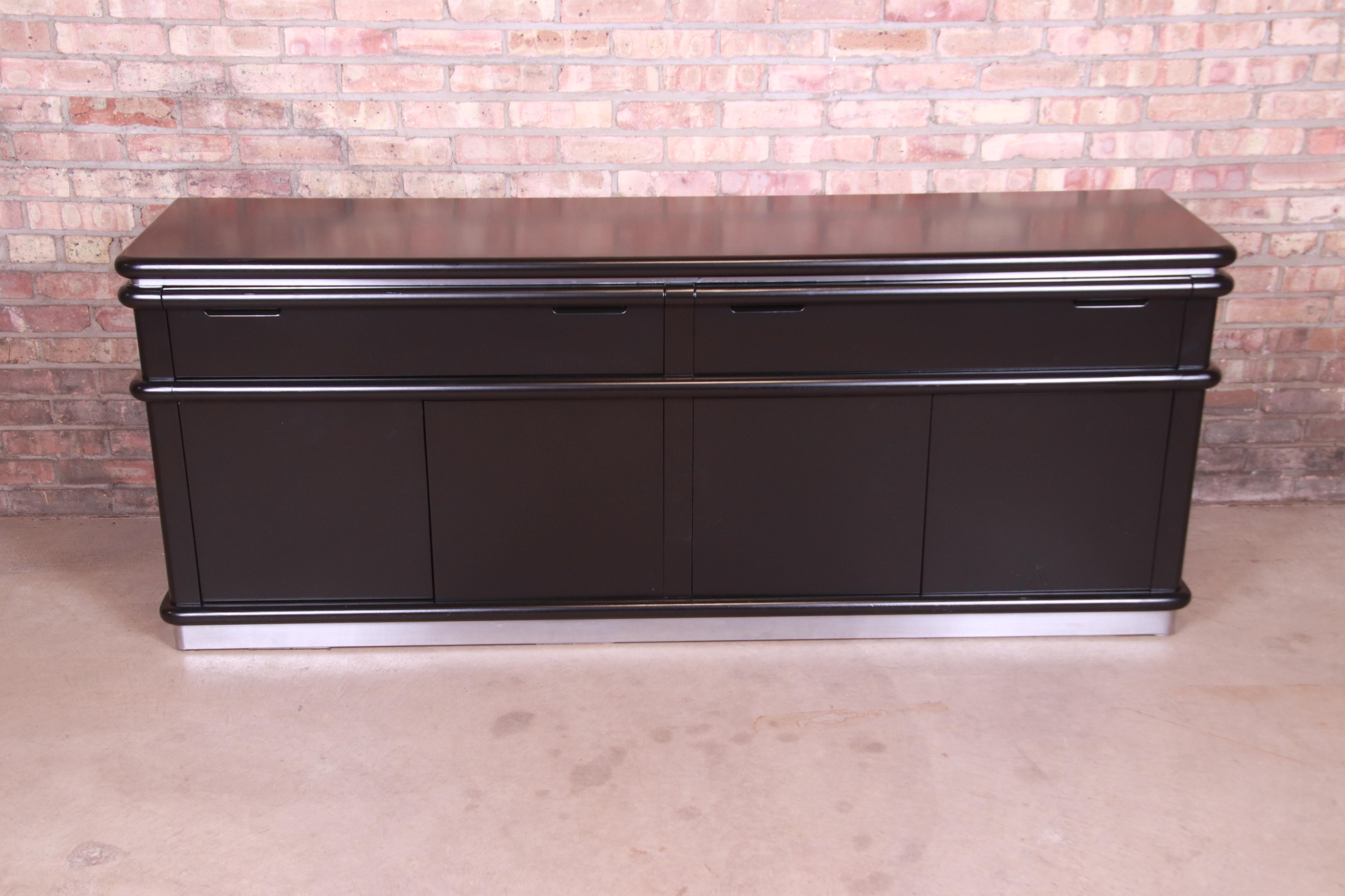 An exceptional modern Art Deco credenza or sideboard

By Jay Spectre for Century Furniture

USA, 1980s

Black lacquered solid oak, with chrome banding and plinth base.

Measures: 75
