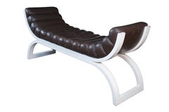 Jay Spectre para Century Furniture Banco "Eclipse" de cuero marrón y madera curvada blanca