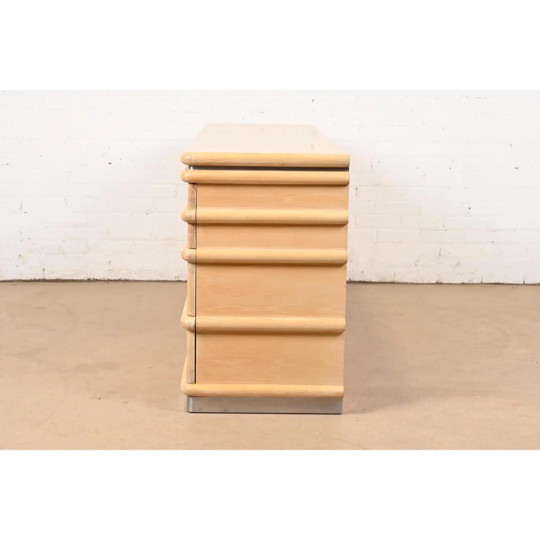 Commode Art Déco moderne en chêne blanc et chrome Jay Spectre pour Century Furniture en vente 4