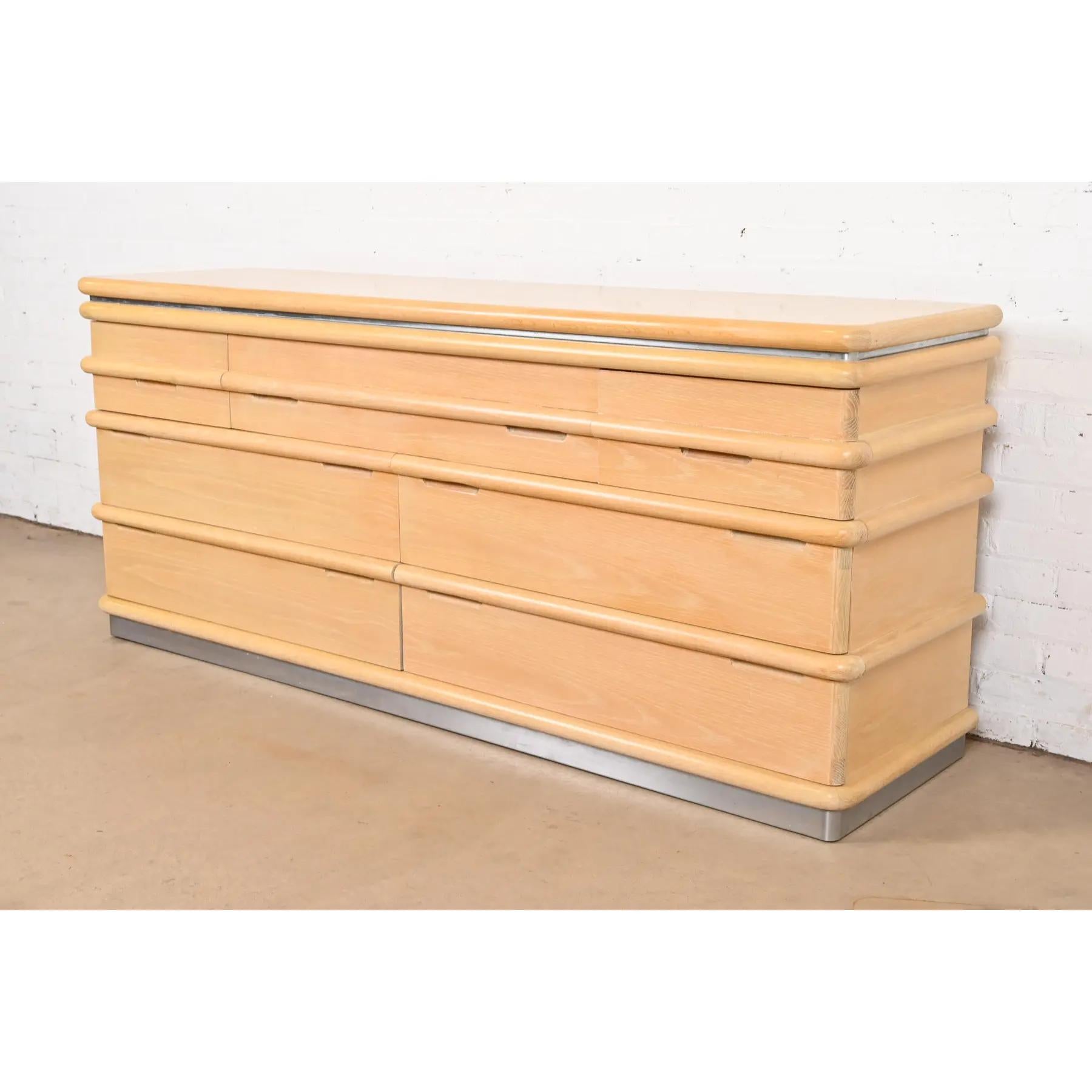 Exceptionnelle longue commode, crédence ou buffet Art déco moderne

Par Jay Spectre pour Century Furniture

États-Unis, années 1980

Chêne blanc, avec bandeau chromé et socle.

Dimensions : 72 