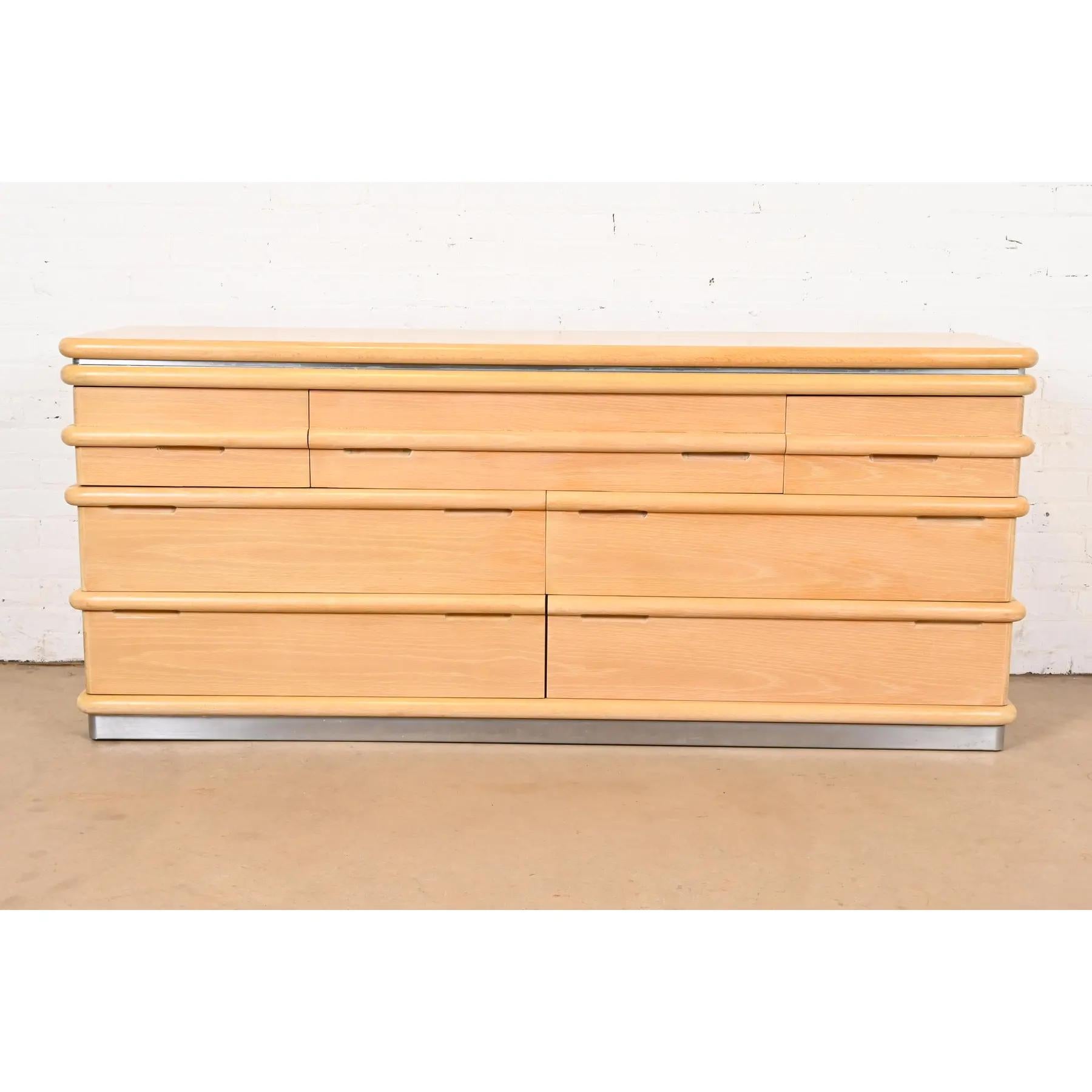 Mid-Century Modern Commode Art Déco moderne en chêne blanc et chrome Jay Spectre pour Century Furniture en vente