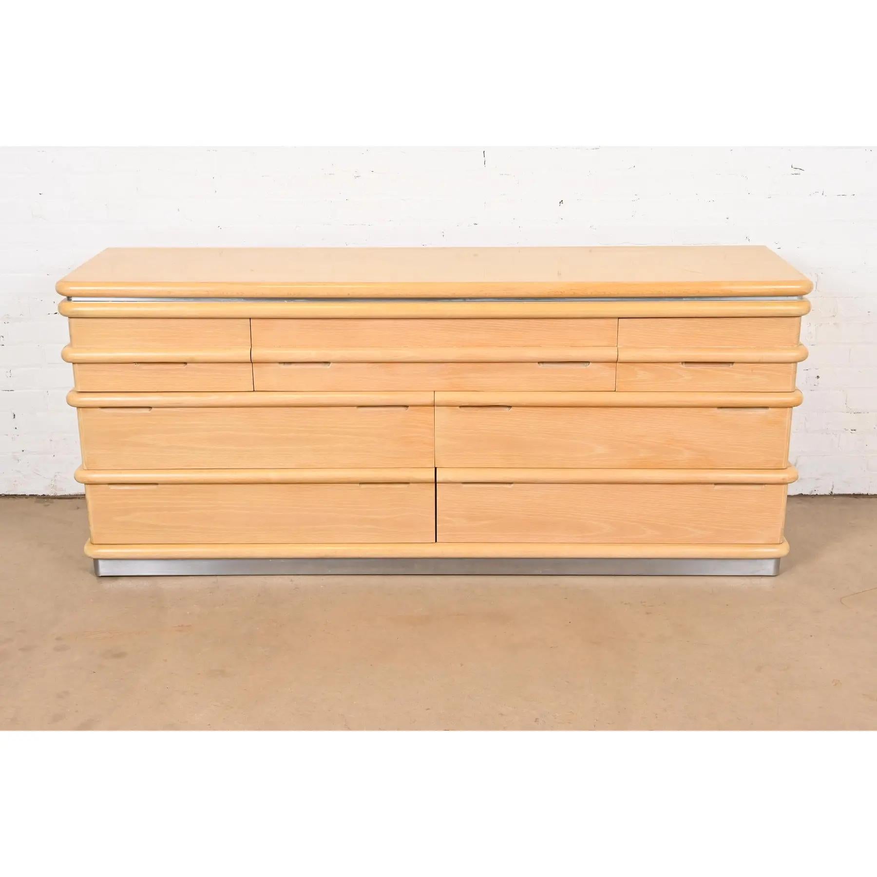 Américain Commode Art Déco moderne en chêne blanc et chrome Jay Spectre pour Century Furniture en vente