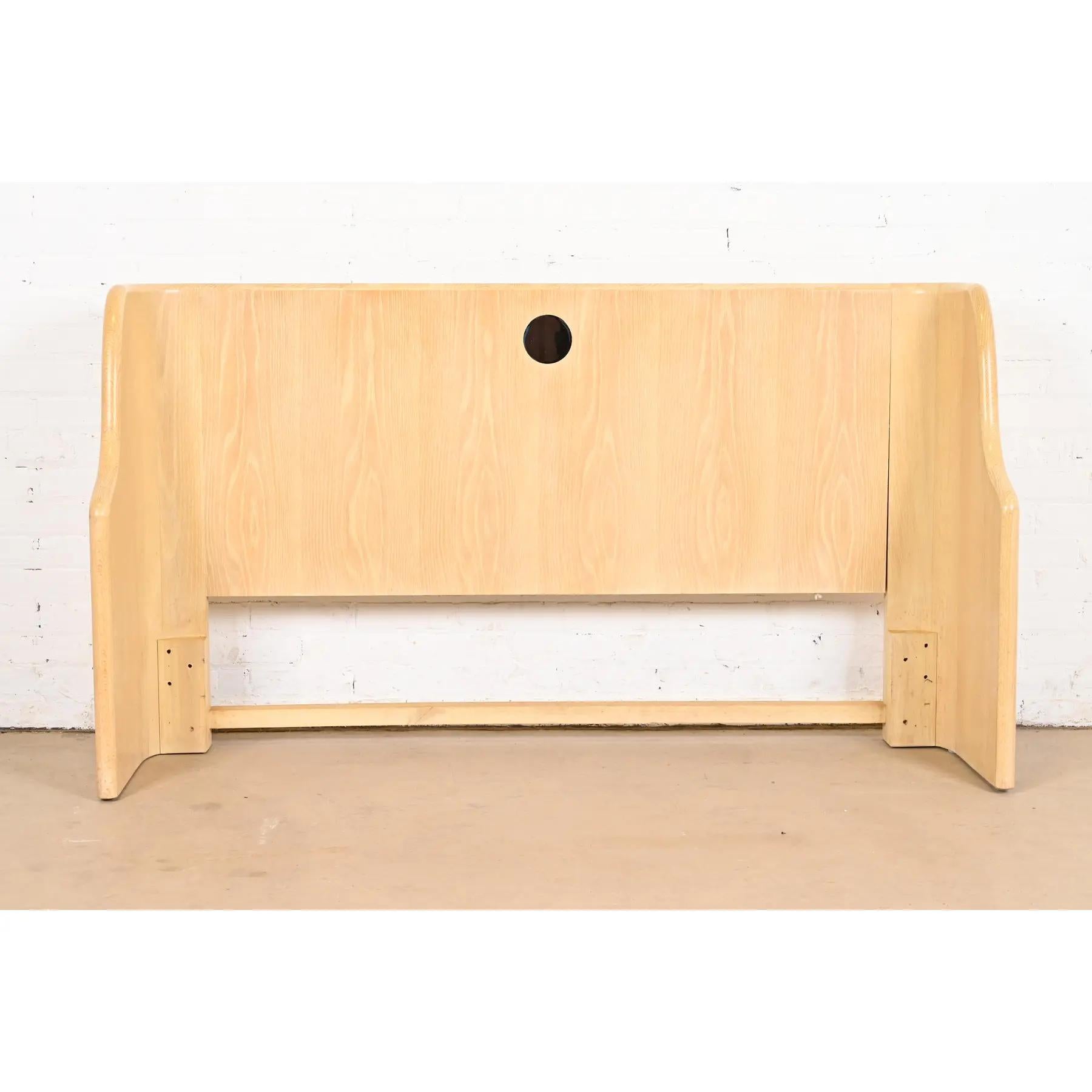 Un excepcional cabecero moderno Art Decó tamaño queen

Por Jay Spectre para Century Furniture

EE.UU., década de 1980

Medidas: 65,5