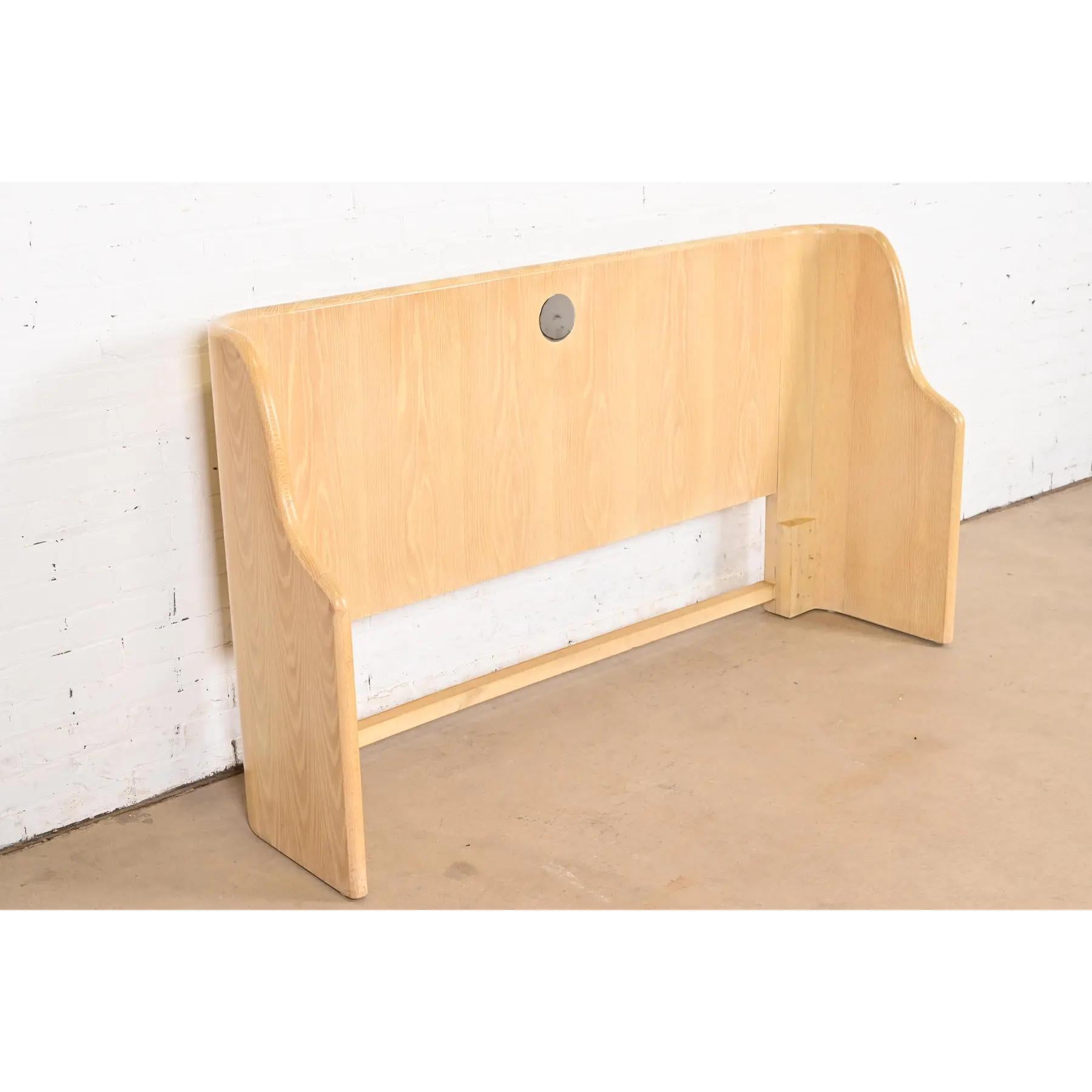 Jay Spectre para Century Furniture Cabecero moderno Art Decó de roble blanco y cromo finales del siglo XX en venta