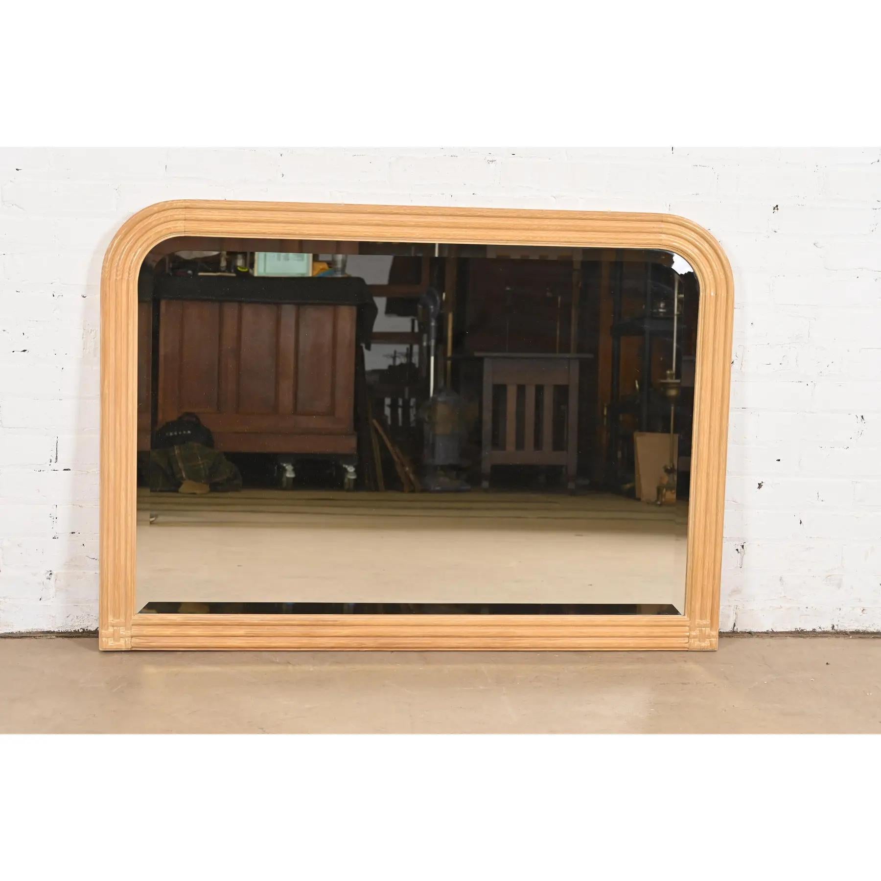 Un eccezionale specchio da parete moderno Art Deco con cornice in quercia bianca

Di Jay Spectre per Century Furniture

USA, anni '1980

Misure: 48,13