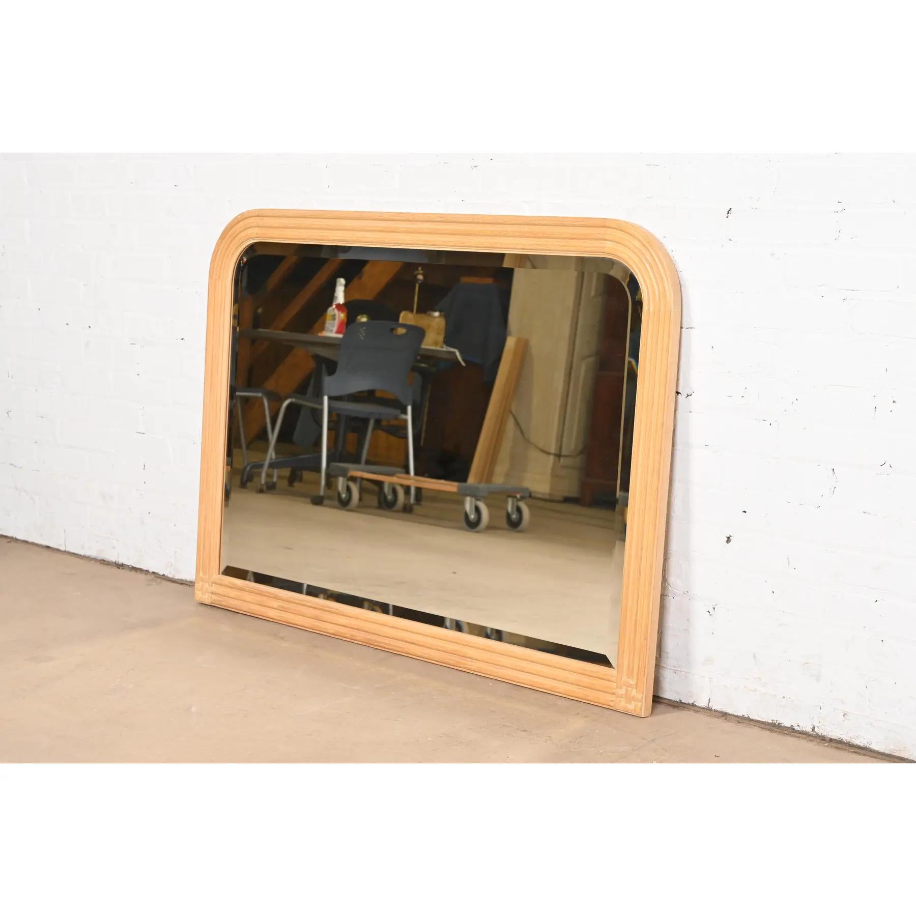 Americano Jay Spectre per Century Furniture - Specchio da parete con cornice in Oak Mirror moderno Art&Deco in vendita