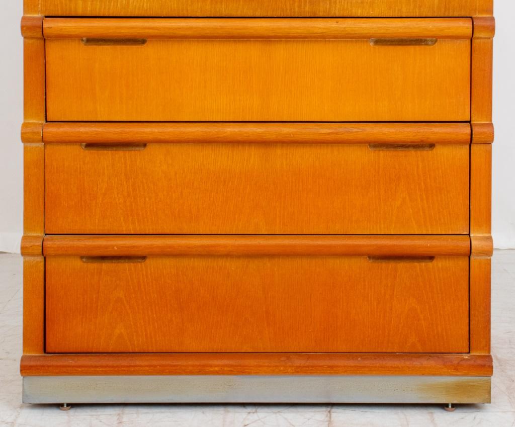 Armadio multimediale Jay Spectre for Century Oak e Chrome, con presa di corrente, tre cassetti e targhetta in metallo all'interno del cassetto. 82,5