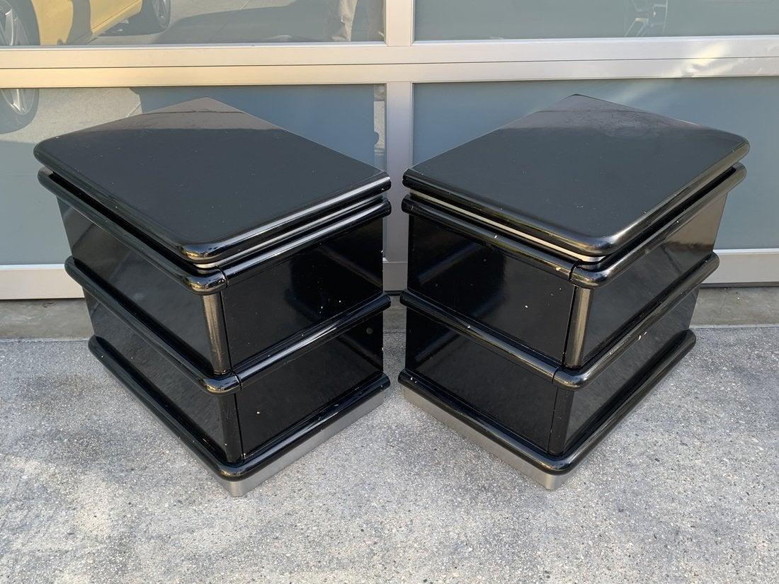 Moderne Tables de nuit Jay Spectre en laque noire et socle chromé brossé en vente