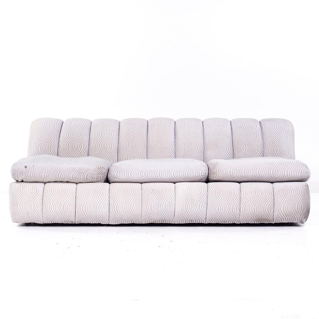 Canapé canapé cannelé postmoderne Jay Spectre

Ce canapé mesure : 77 de large x 39 de profond x 27 de haut, avec une hauteur d'assise de 16 pouces.

Nous prenons nos photos dans un studio à éclairage contrôlé afin de montrer le plus de détails