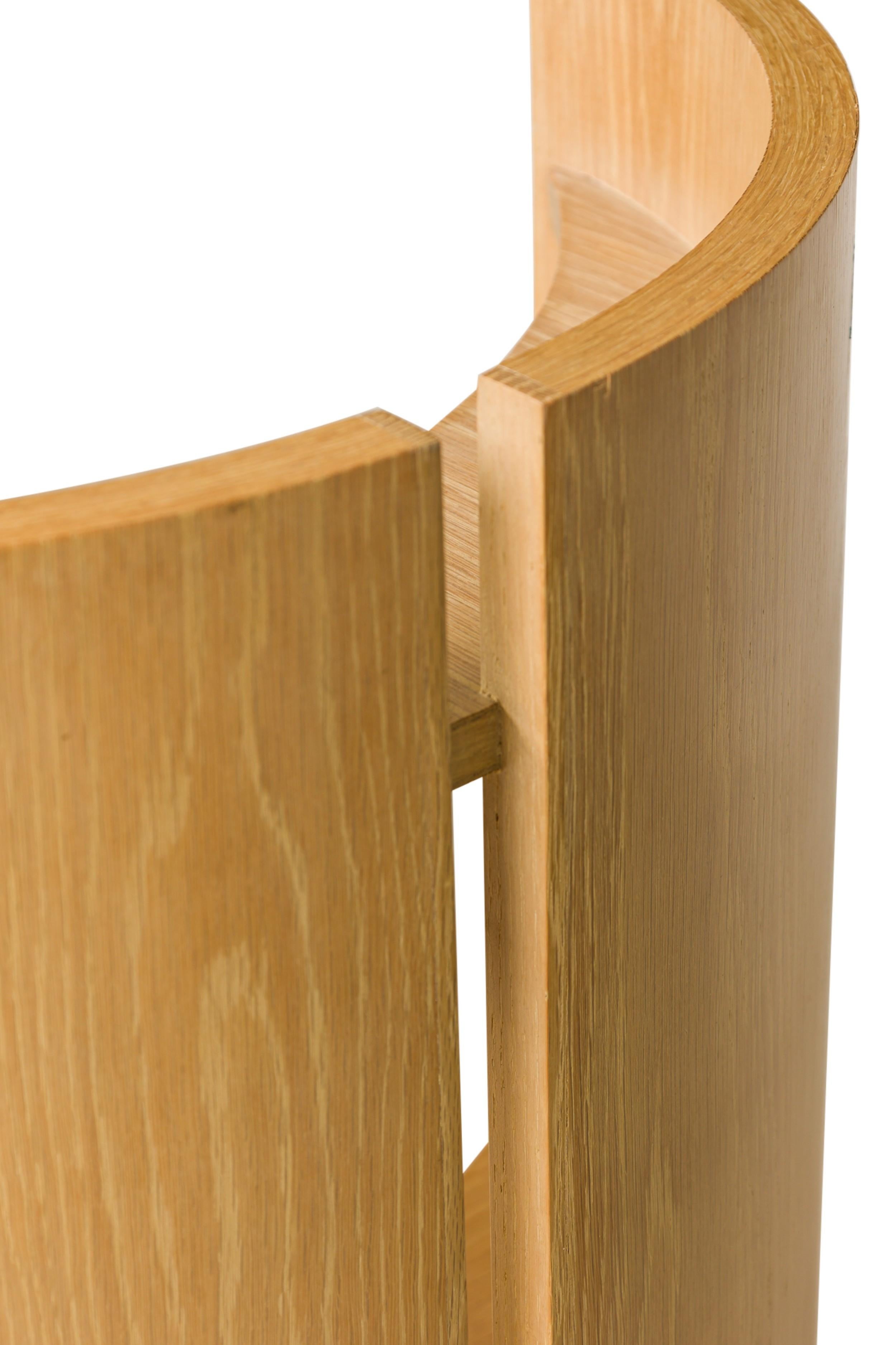 Coiffeuse / vanity table Vintage American Modern en placage de chêne cérusé en deux parties : une pièce de bois démilune avec étagère centrale, et une pièce de cabinet cylindrique avec quatre tiroirs montés avec des poignées de tiroirs en métal