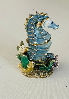 Jay Strongwater – Skulpturierte Schachtel aus emailliertem Bronze mit Swarovski-Seepferdchen-Motiv