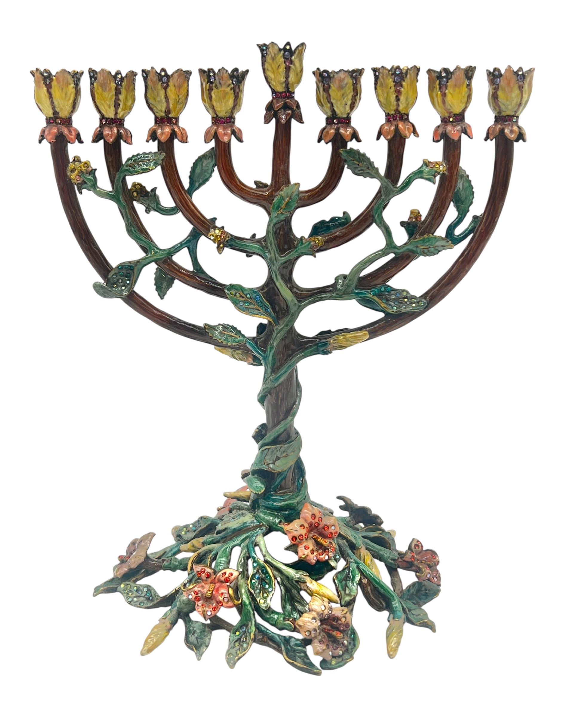 Menorah di Hanukkah di Jay Strongwater Bejeweled Magnolia.  Dalla collezione 