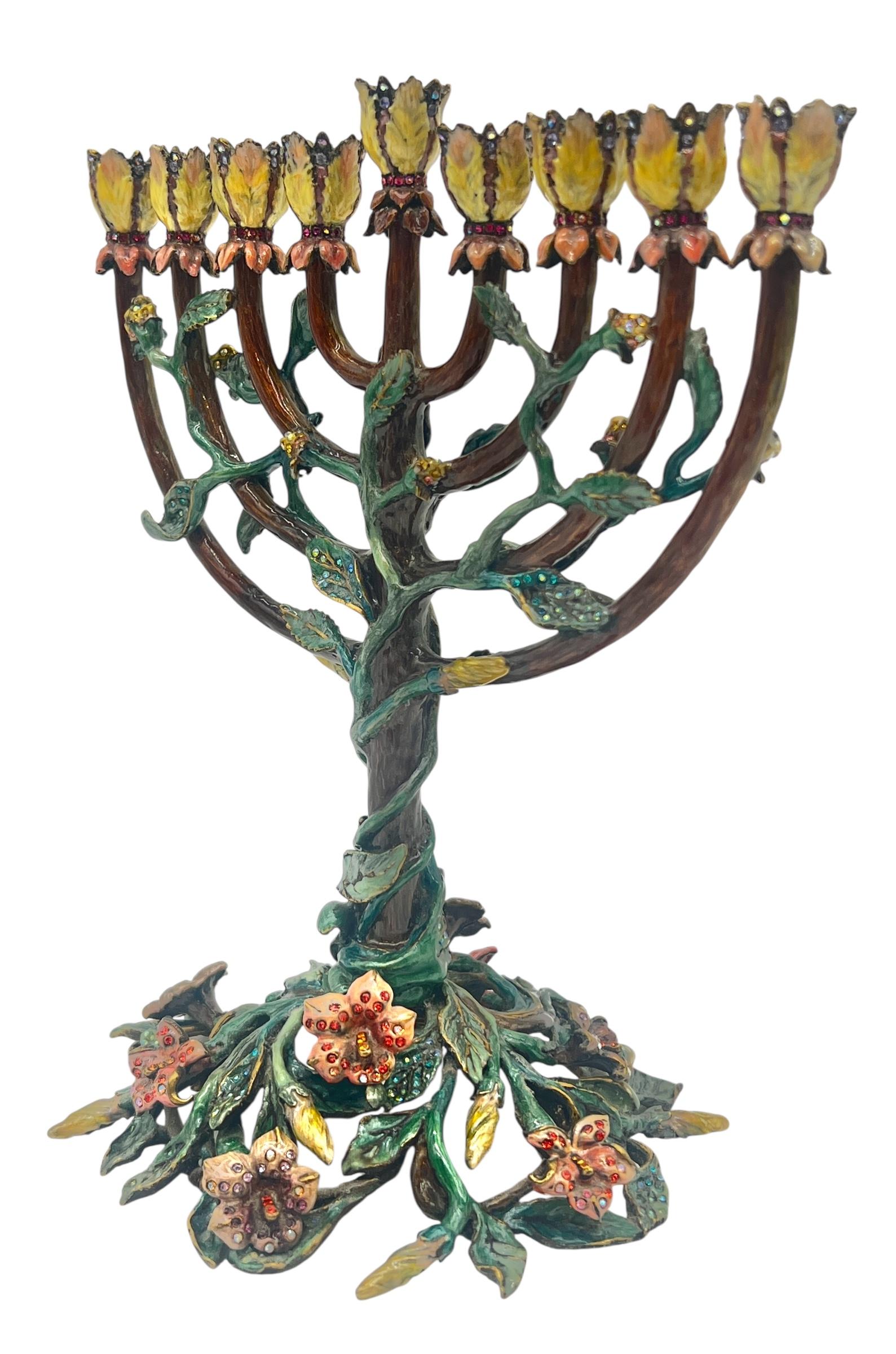 Stile Adirondack Jay Strongwater Menorah di Hanukkah smaltata e ingioiellata con Magnolia in vendita