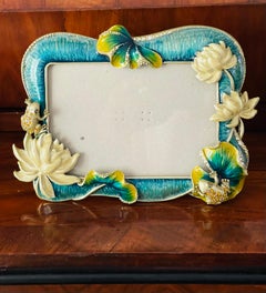 Marco esmaltado Jay Strongwater con ranas y nenúfares