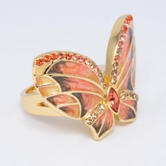 Anillo de cóctel Jay Strongwater de oro con mariposa pintada con esmalte y cristal