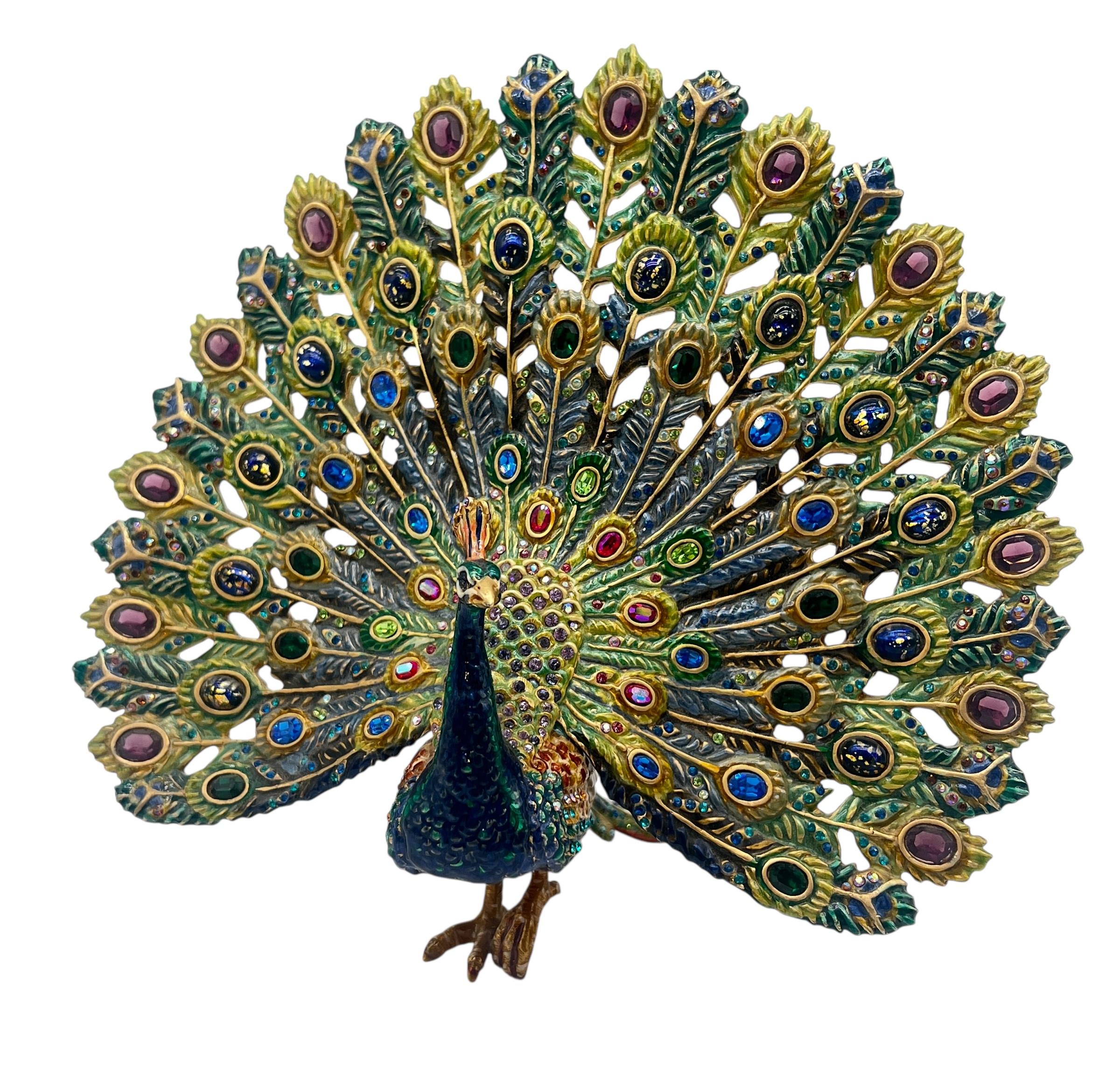 Jay Strongwater, grande figurina di pavone in smalto in edizione limitata, decorata a mano e con cristalli Swarovski incastonati a mano. Edizione limitata n. 250/250. Nel complesso ottime condizioni con normale usura.  Non ci sono pietre mancanti. 