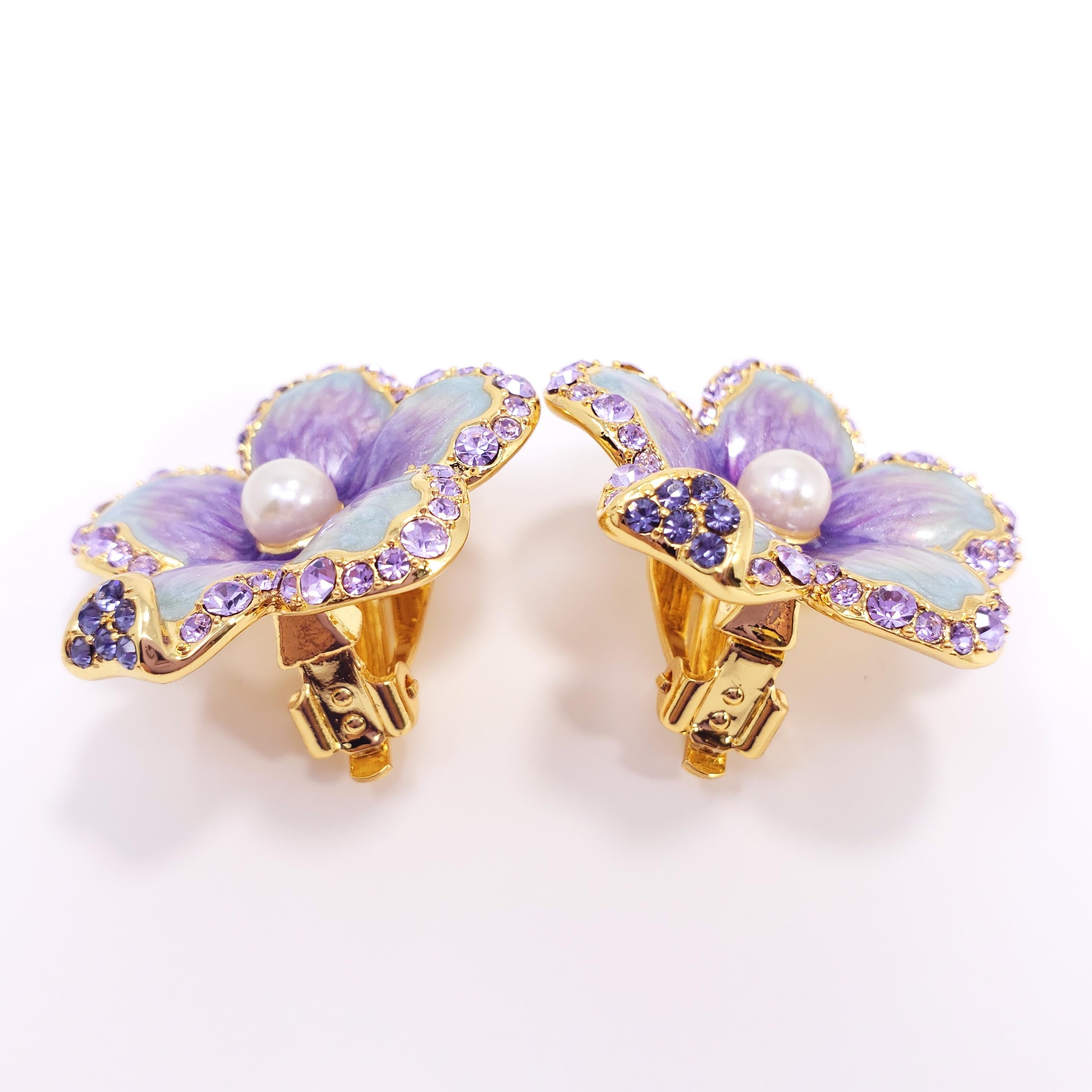 Jay Strongwater “Spring Blossom” Enamel Crystal & Simulated Pearl Clip Earrings (Zeitgenössisch)