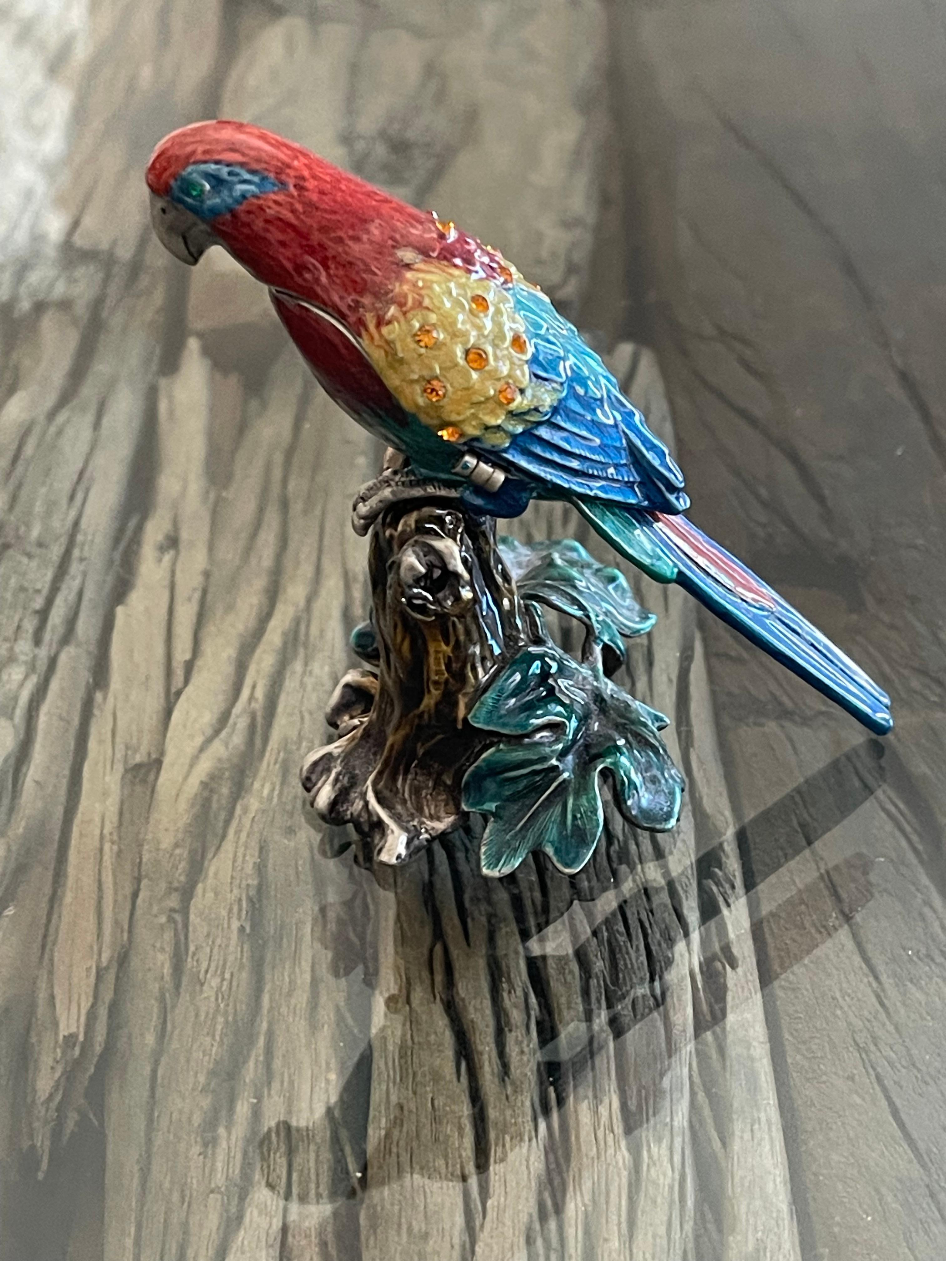 Jay Strongwater Trinket Box emaillierte Papagei-Skulptur aus Strongwater (Amerikanische Klassik) im Angebot
