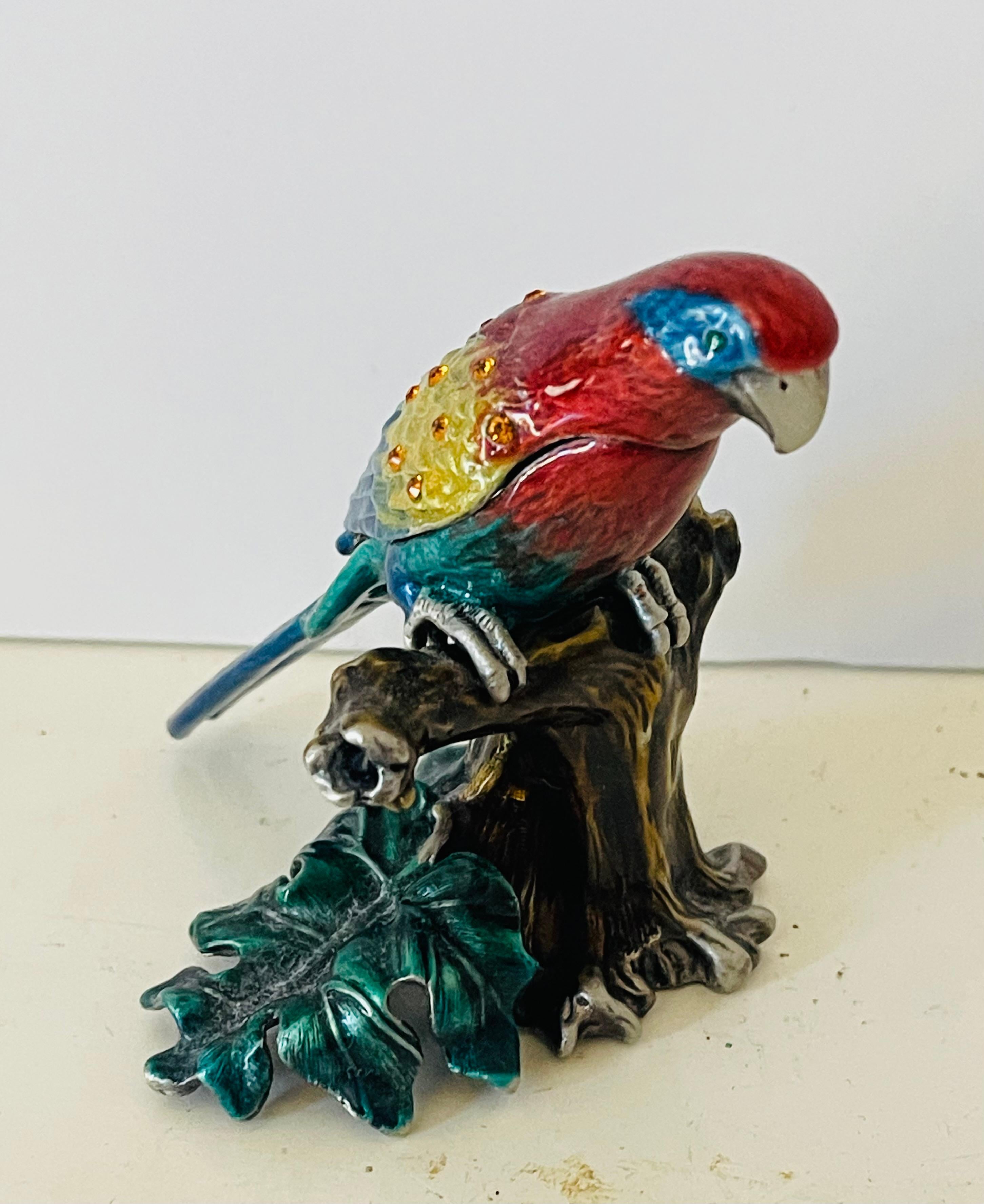 Jay Strongwater Trinket Box emaillierte Papagei-Skulptur aus Strongwater (amerikanisch) im Angebot