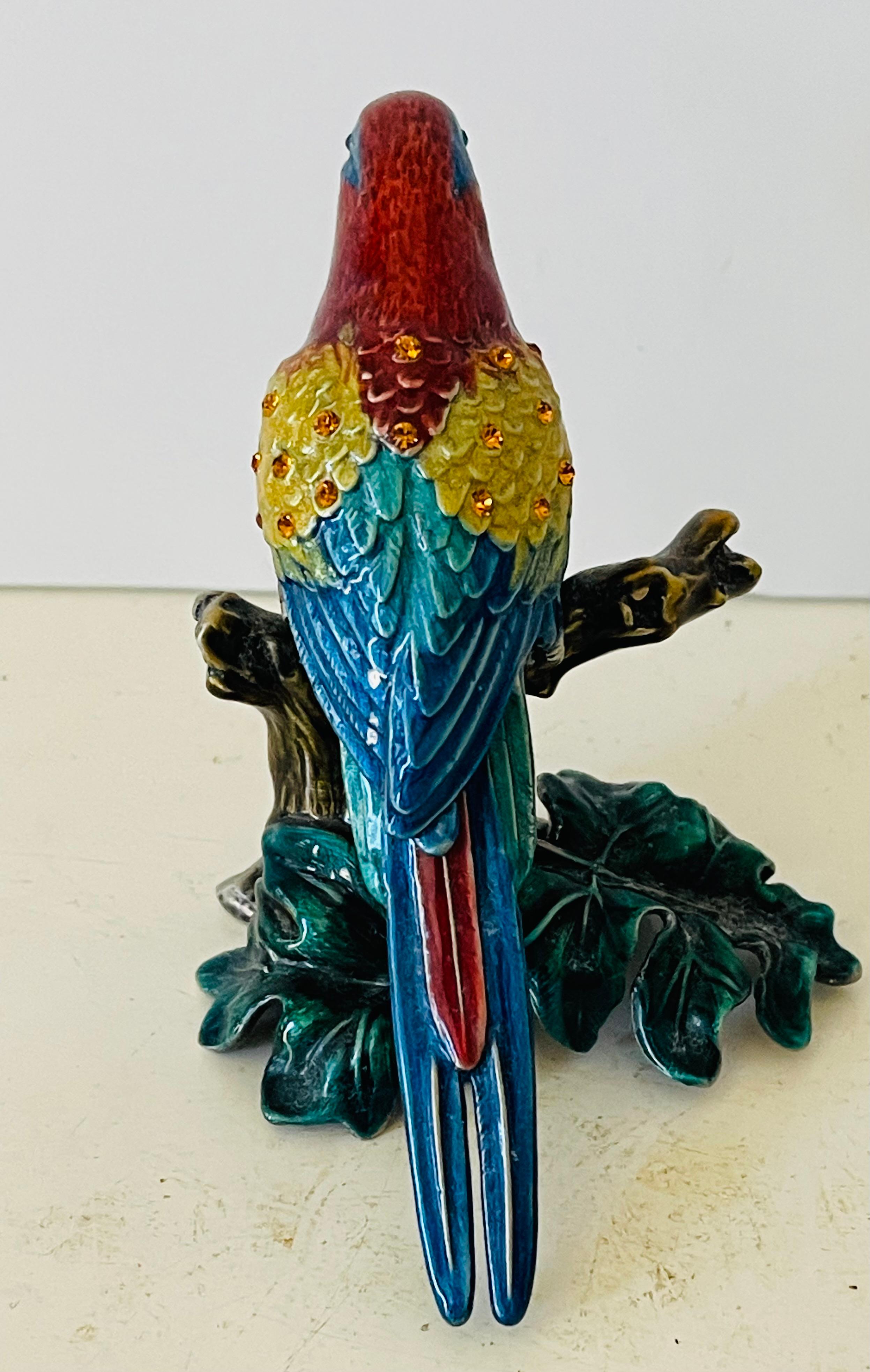 Jay Strongwater Trinket Box emaillierte Papagei-Skulptur aus Strongwater im Zustand „Gut“ im Angebot in Boca Raton, FL