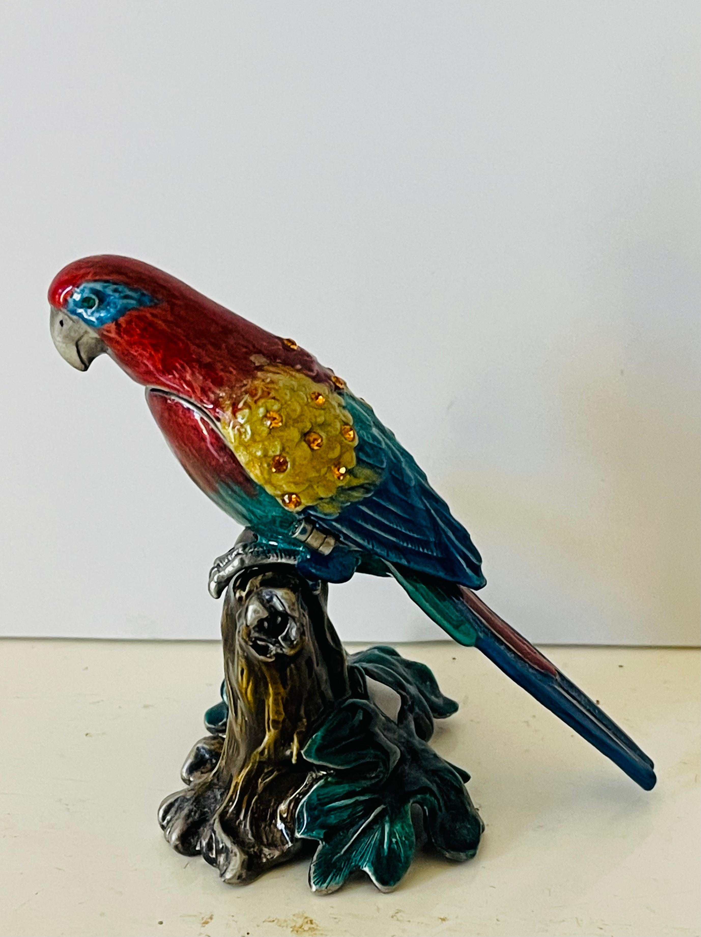 Jay Strongwater Trinket Box emaillierte Papagei-Skulptur aus Strongwater (Ende des 20. Jahrhunderts) im Angebot