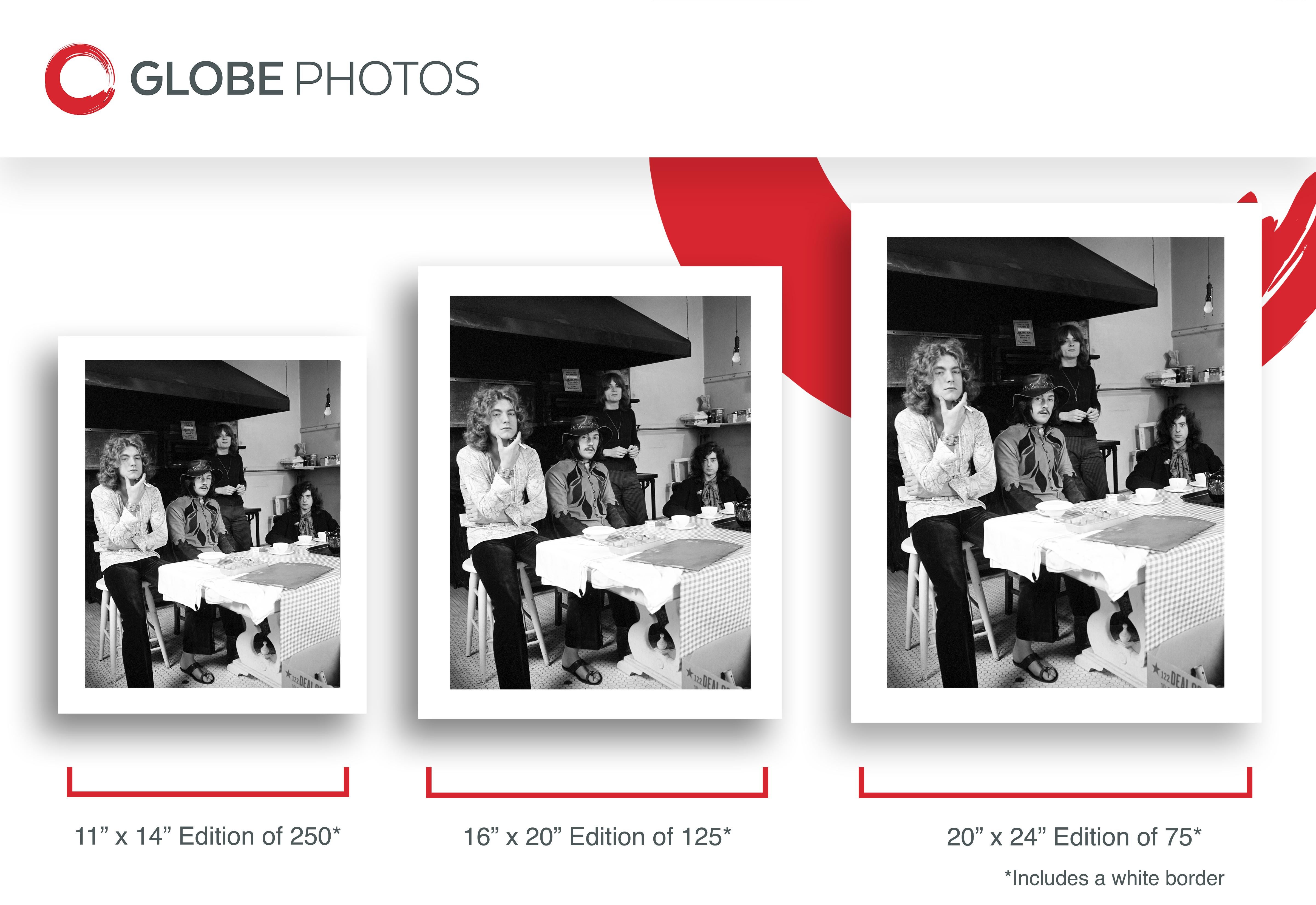 Led Zeppelin Sentados a la Mesa de la Cocina - Photograph Contemporáneo de Jay Thompson