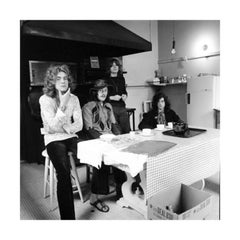 Led Zeppelin assis à une table de cuisine