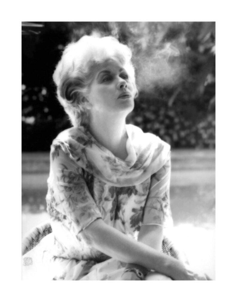 Black and White Photograph de Jay Thompson - Lucille Ball fumando