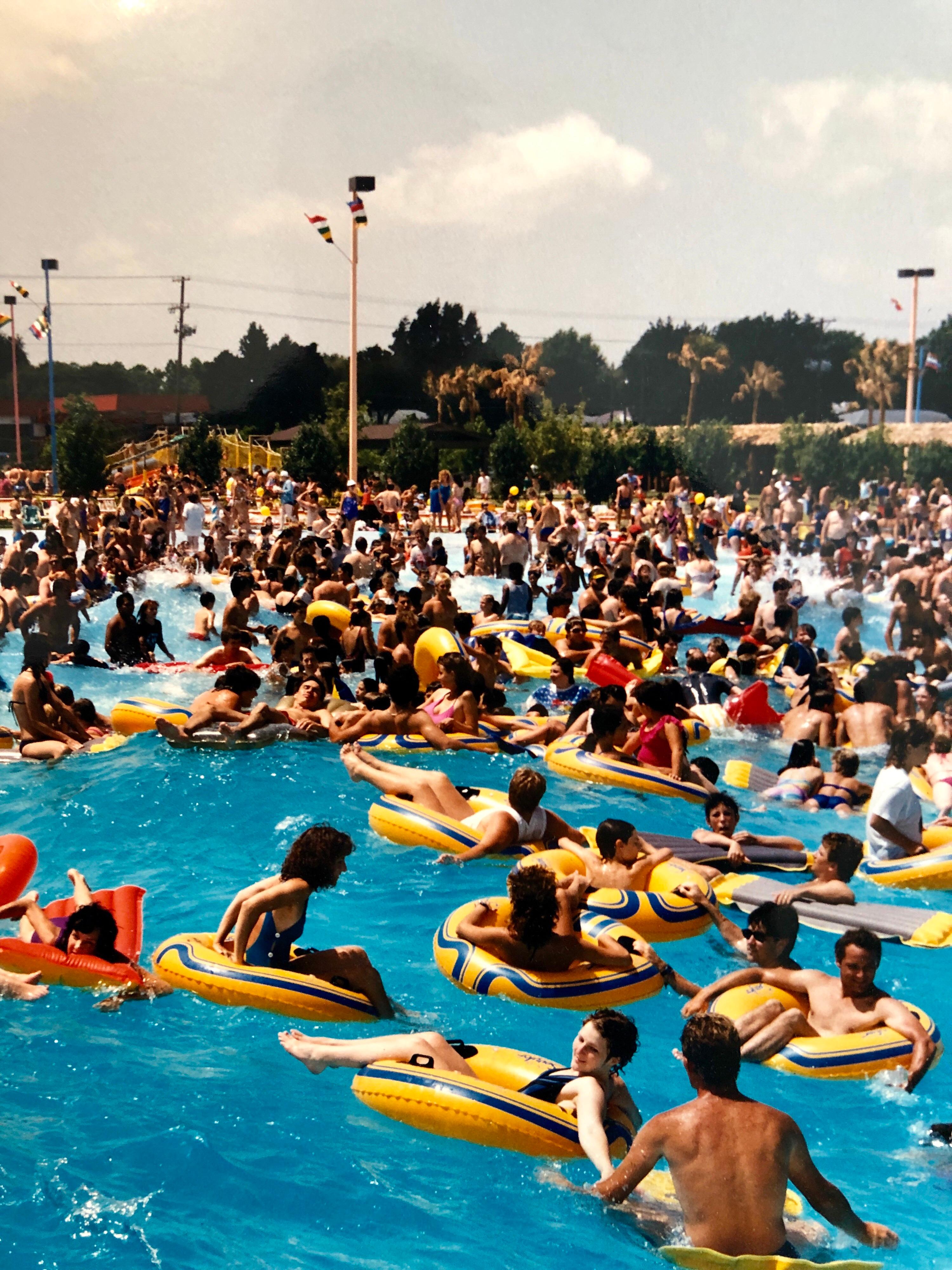 Crowded Swimming Pool, signierte Vintage-Farbfotografie Chicago, Foto Jay Wolke im Angebot 4