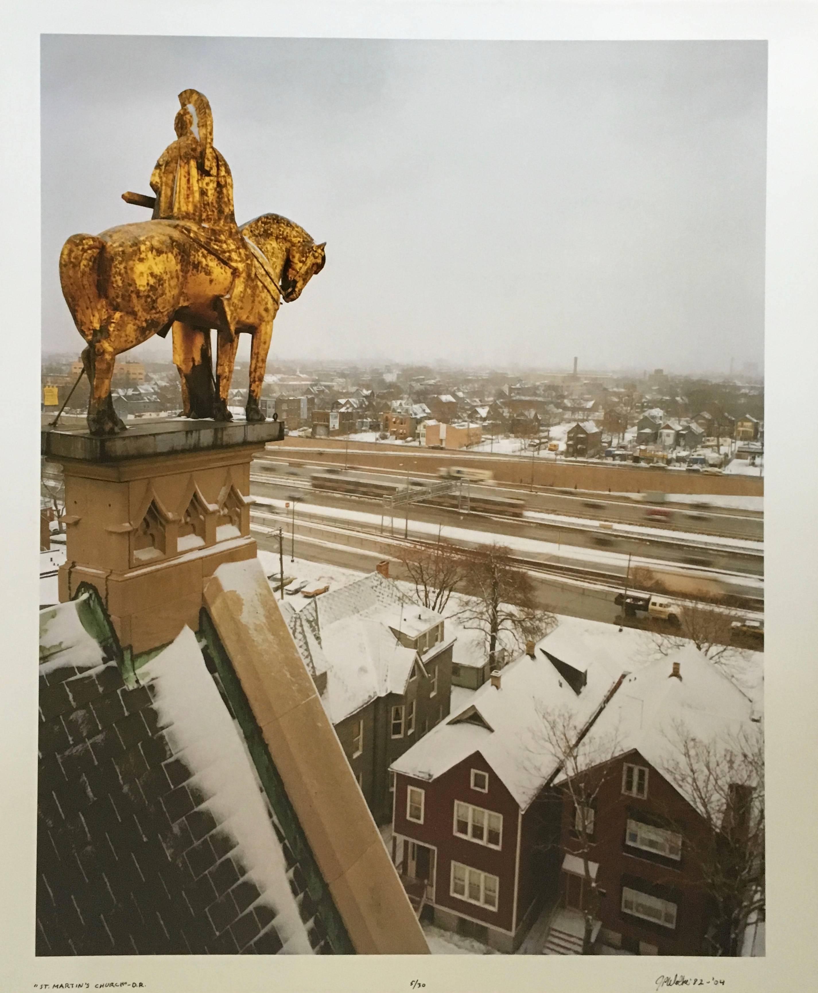 Color Photograph Jay Wolke - L'église St. Martin's, photographie couleur à grande échelle