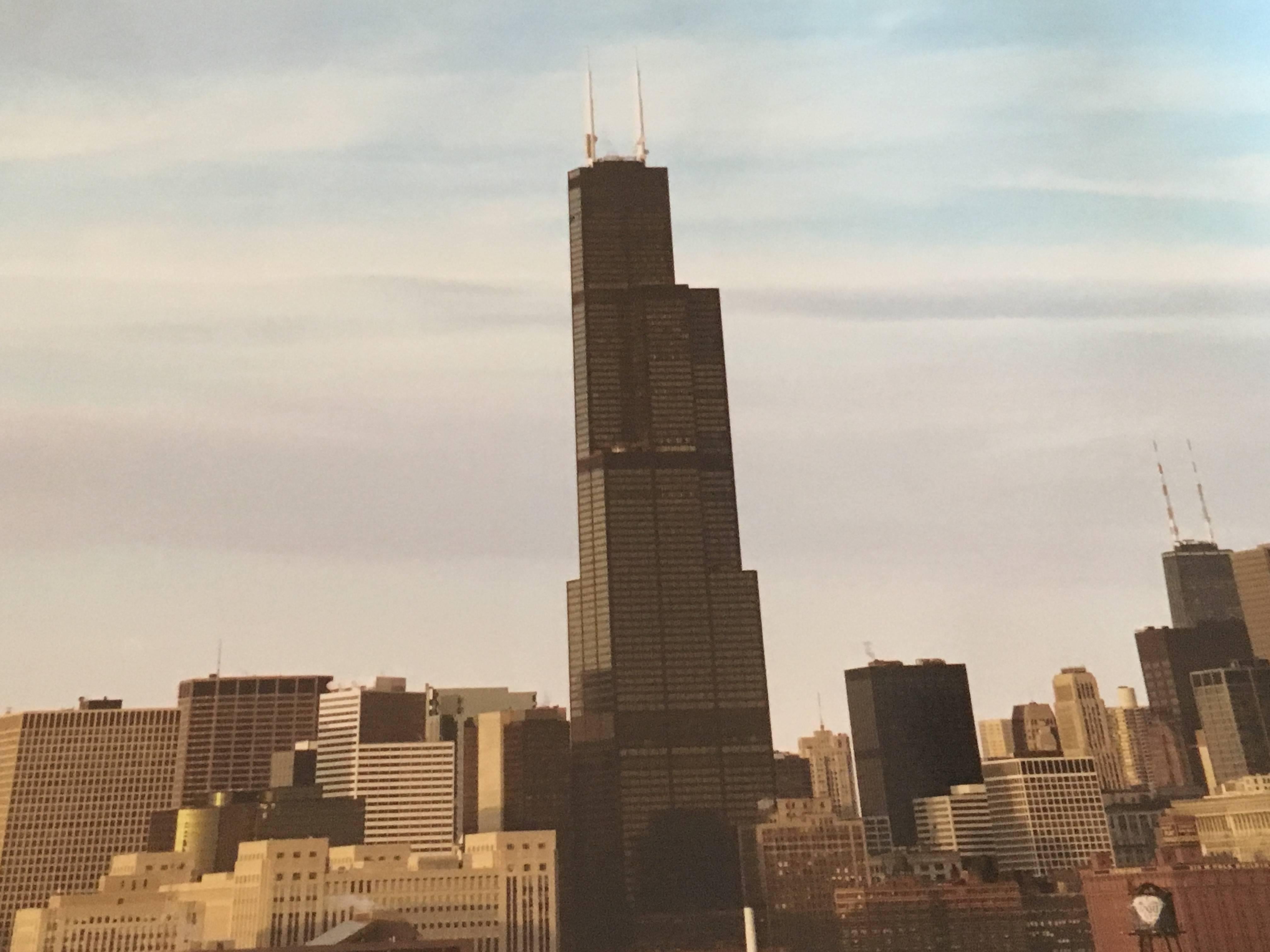 Vue de N. FR. Rubin Bros, photographie couleur à grande échelle de Chicago - Bleu Color Photograph par Jay Wolke