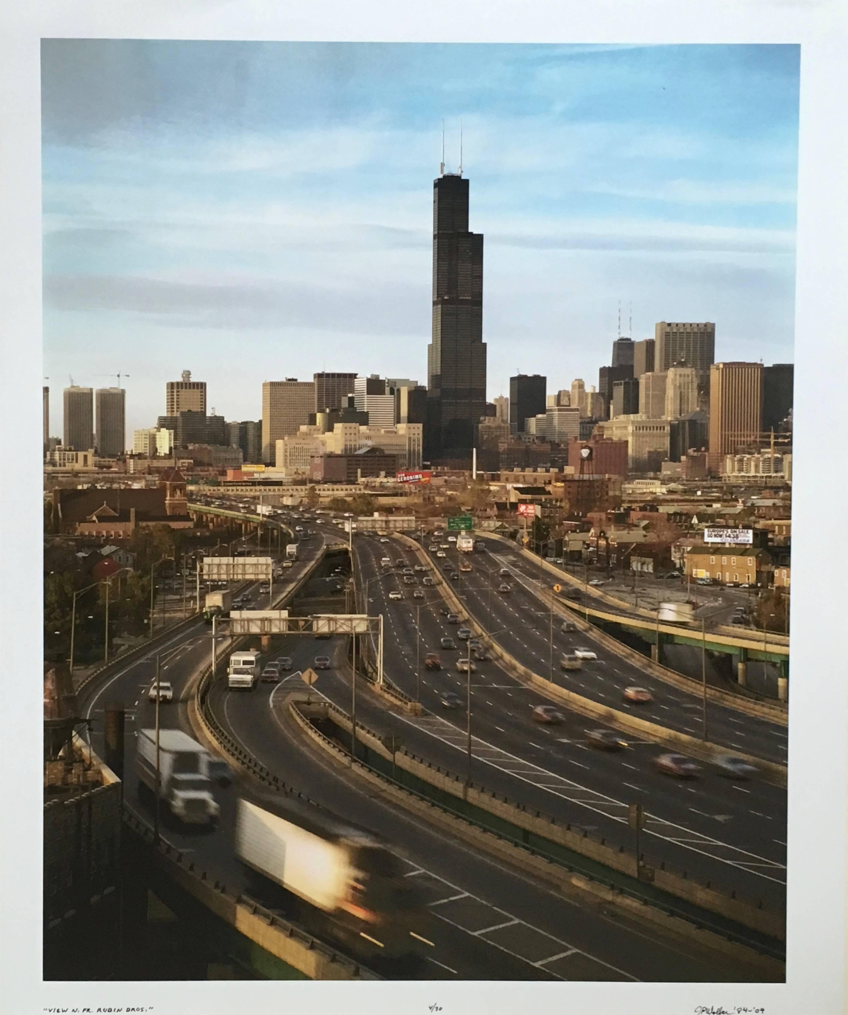 Color Photograph Jay Wolke - Vue de N. FR. Rubin Bros, photographie couleur à grande échelle de Chicago