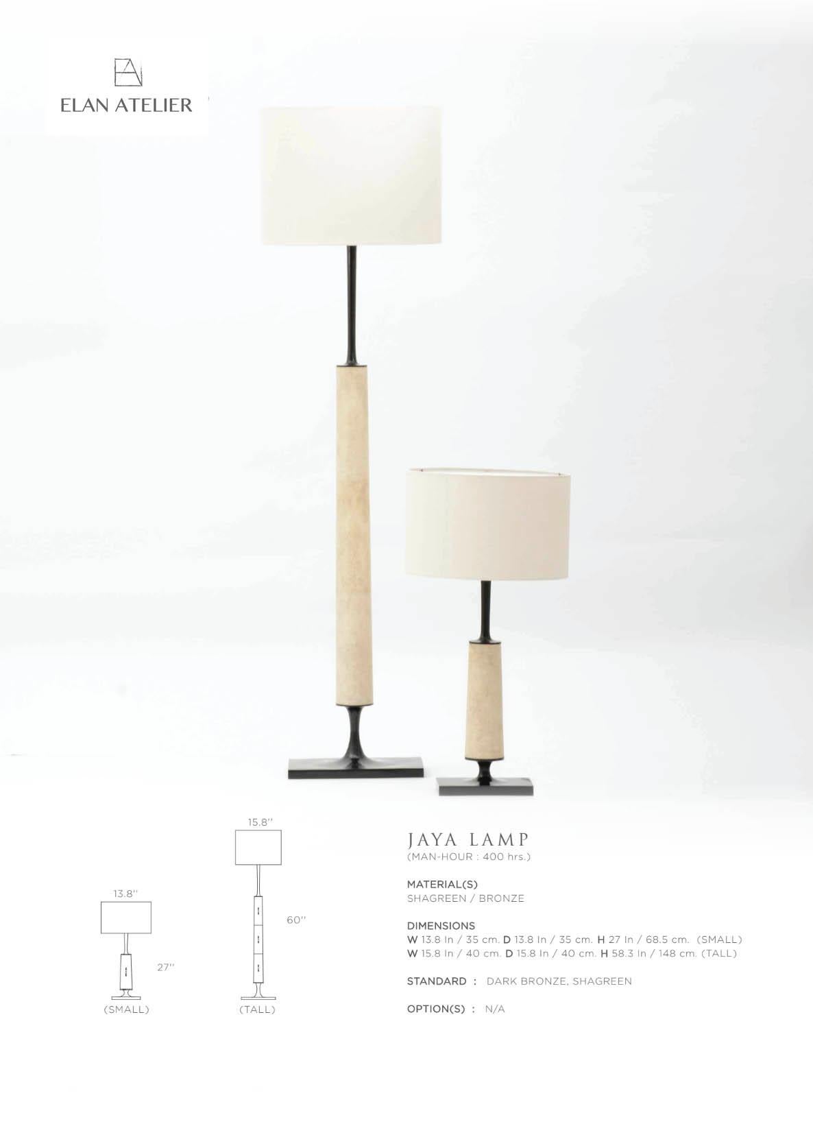 Paire de lampes en stock. Veuillez prévoir un délai de dix semaines pour l'expédition.

Lampe en bronze coulé avec base en bronze foncé à galuchat Speckeled-Oyster (crème), fabriquée selon le procédé supérieur de fonte du bronze à la cire perdue,