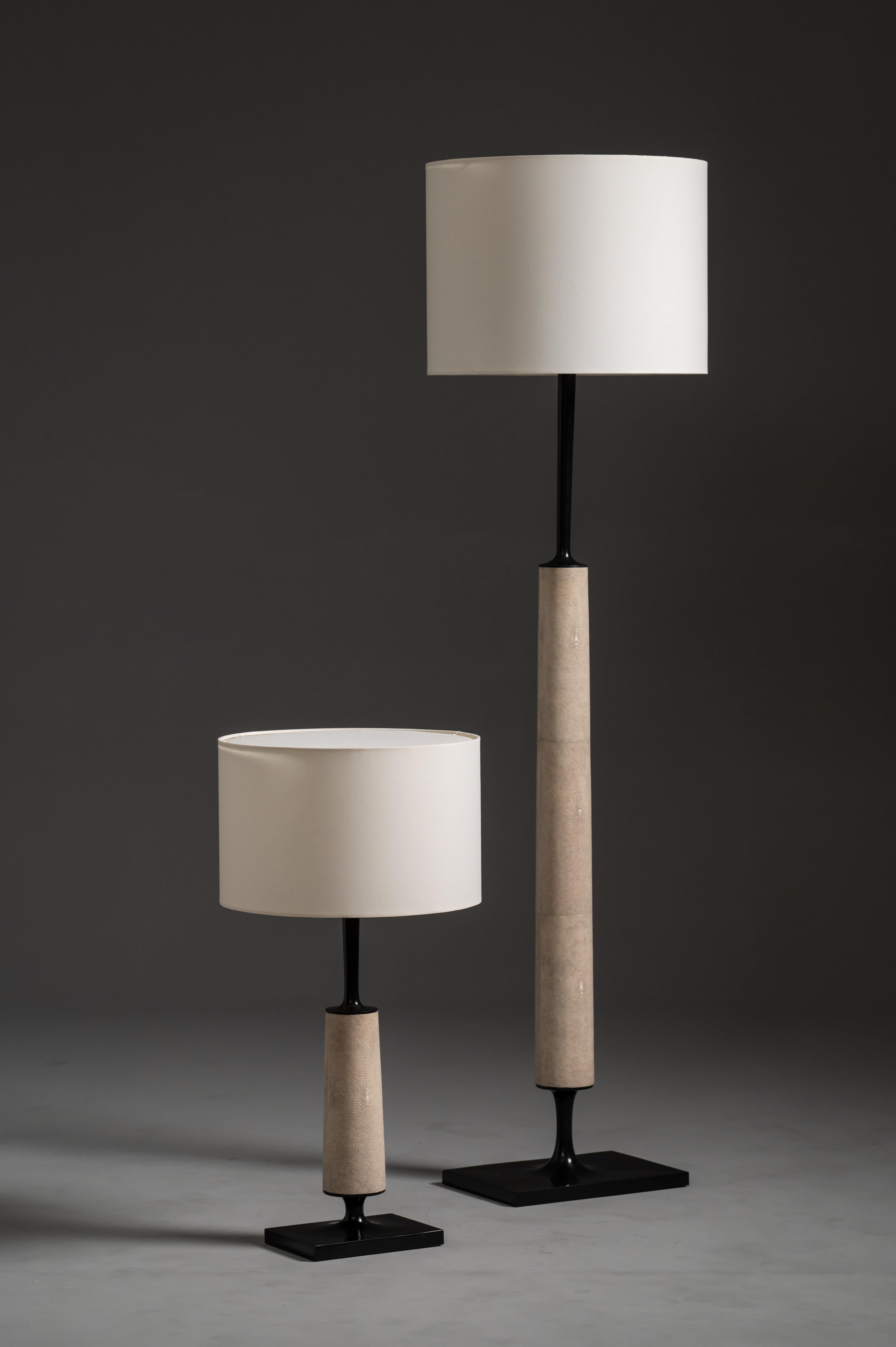 Moderne Paire de lampes de table Jaya en bronze foncé et galuchat par Elan Atelier (EN STOCK) en vente