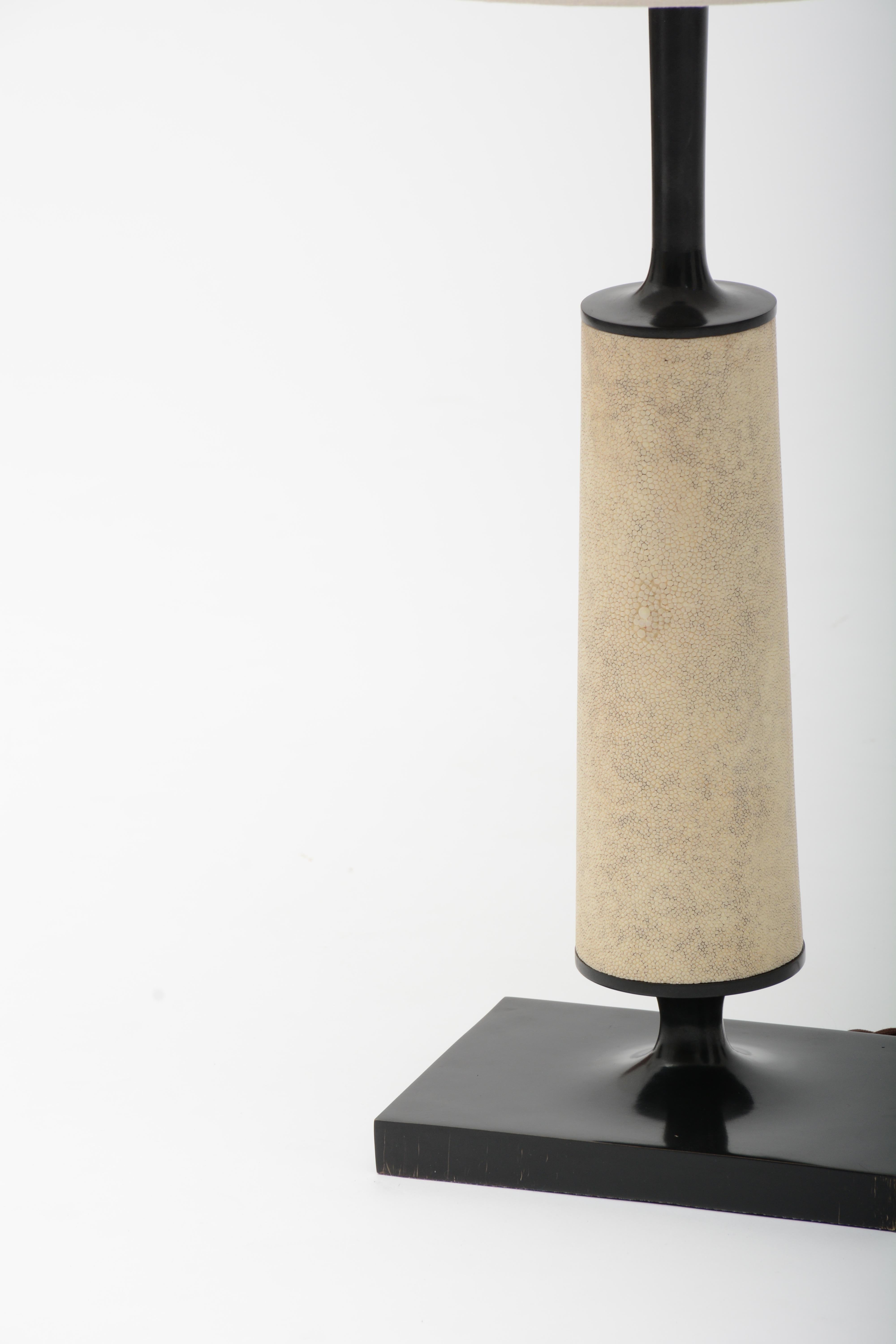 Paire de lampes de table Jaya en bronze foncé et galuchat par Elan Atelier (EN STOCK) Neuf - En vente à New York, NY
