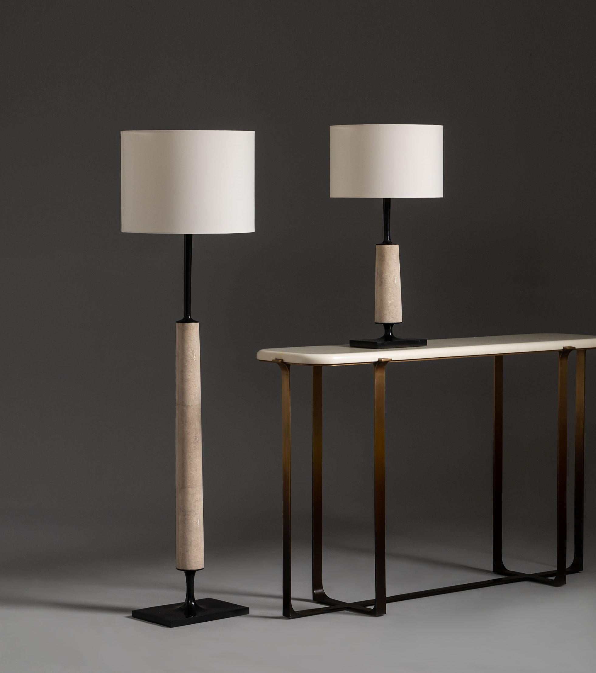 Européen Paire de lampes de table Jaya en bronze foncé et galuchat par Elan Atelier (EN STOCK) en vente