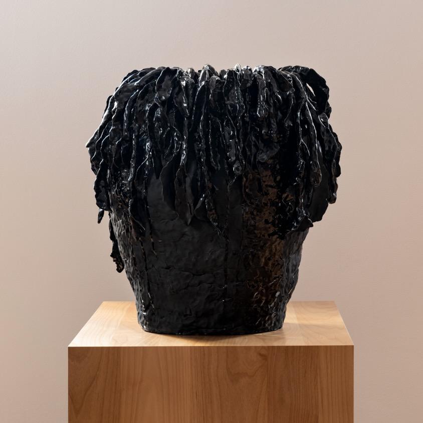Fait main Large Scale Sculptural Ceramic Vessel in High Gloss and Matte Black by Jaye Kim en vente