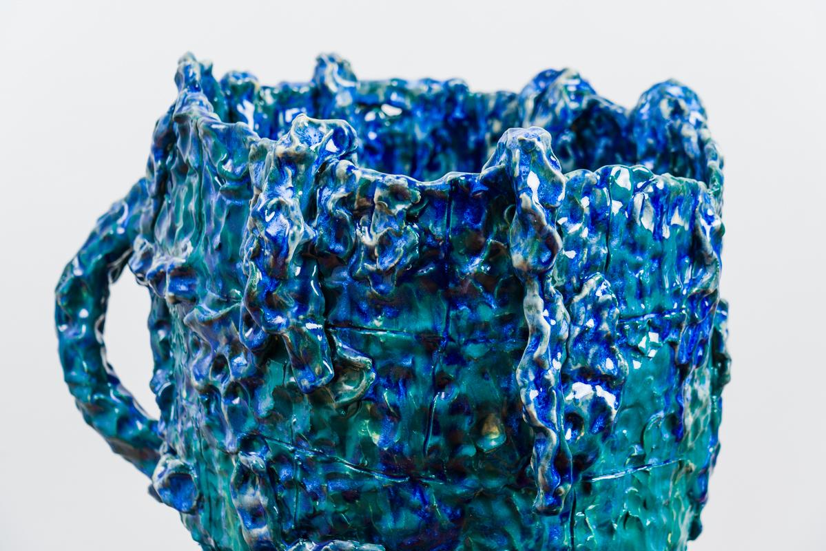 Peint à la main Vase sculptural à grande échelle en céramique, avec tasse et soucoupe, émaillé en bleu brillant et sarcelle en vente