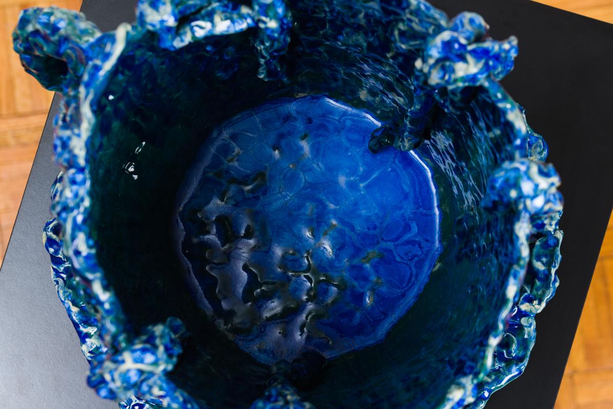 Vase sculptural à grande échelle en céramique, avec tasse et soucoupe, émaillé en bleu brillant et sarcelle Neuf - En vente à New York, NY