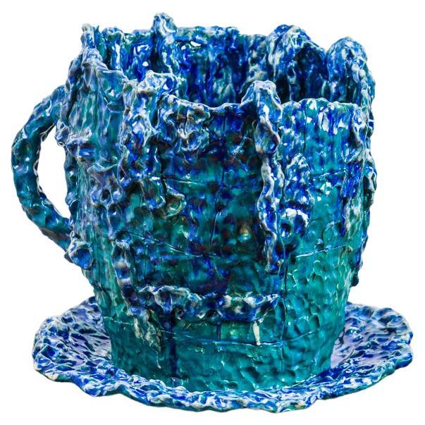 Jarrón escultórico de cerámica de gran tamaño con forma de taza y platillo esmaltado en azul y verde azulado brillantes