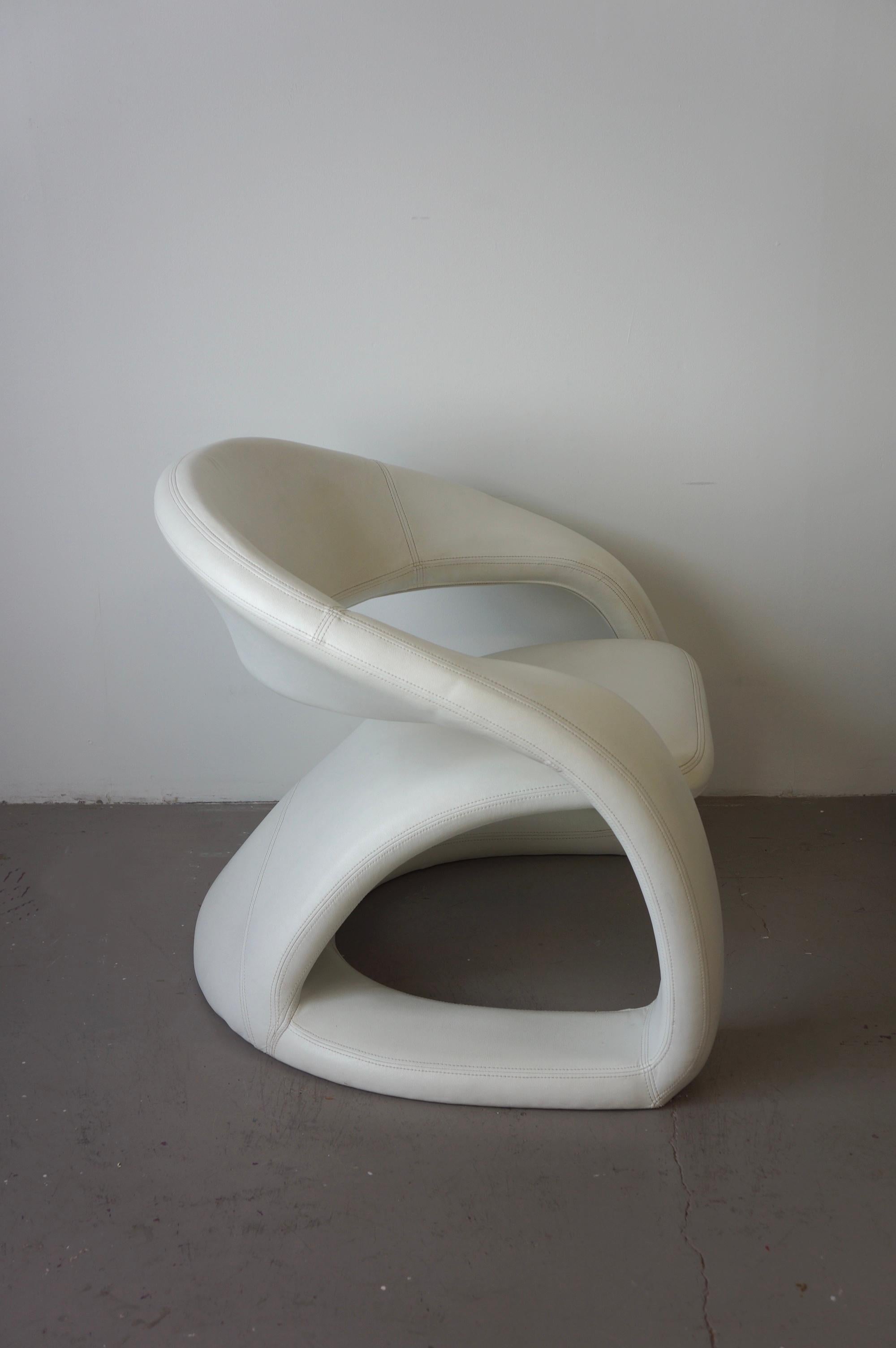 Gorgeous pop art chair by Jaymar in white PU leather. This bold and modern chair was made in Quebec in the 1980s. It’s cantilevered with an angular back and high arms. The sculptural chair defined by its continuous lines and elegant angular design.